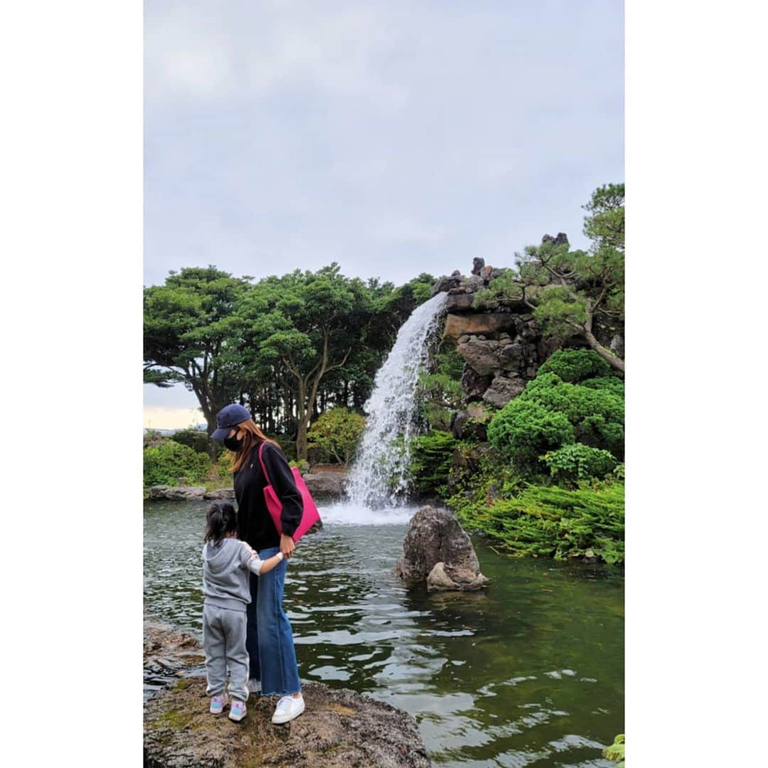 ソ・ユジンさんのインスタグラム写真 - (ソ・ユジンInstagram)「인생의 비밀을 알아낸 것 같아. 그냥 지내다 보면 익숙해진다는 거야. - #스누피  #제주스누피가든 🌿」10月10日 18時00分 - yujin_so