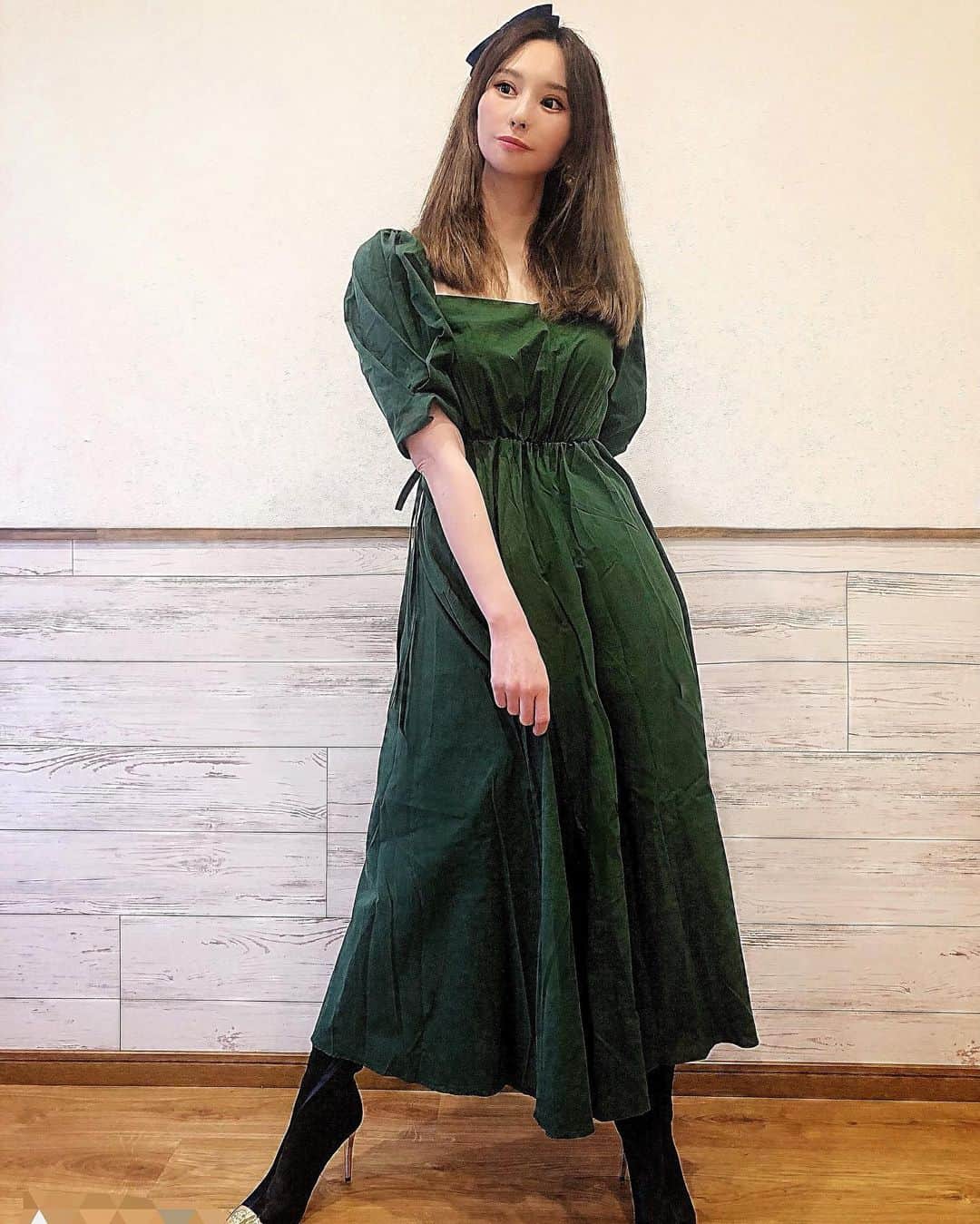 のインスタグラム：「緑色が綺麗なオータムドレスは #valmuer (@valmuer_official )🟩  これからの季節はアウターの下に着ちゃってください👗♥️ ゆったりとしたシルエットがフェミニンな雰囲気を強調してて、 ハイウエストで切り替えてあるので脚長効果もあります♡ ヘッドドレスとか帽子で雰囲気変えるのも楽しい🎩  セールもやってるみたいなのでオンラインサイトも是非チェックしてください🙋‍♀️💕 @valmuer_official のプロフィール欄から飛べます♡ https://online.valmuer.com/ デザイナーはご本人もお綺麗なChristine Wei さん(@prettywhy )🍇  #gardenbyvalmuer #valmuer #valmuer_official #ヴェルムーア #オータムドレス #秋冬コーデ  #秋冬ファッション #ワンピース #ワンピースコーデ #ドレス」