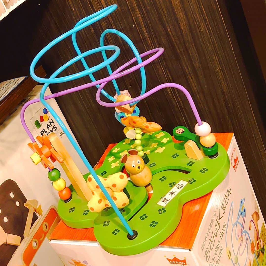kidzoo+のインスタグラム：「こんばんは。 久しぶりの投稿になってしまいました。  以前出産祝いに人気があったビーズコースターが再入荷しました。。—————————————————————— 【おさんぽくまさん】—————————————————————— 商品の詳細はプロフィールのURLからご覧いただけます！ ☛ @kidzooplus  #kidzooplus #知育玩具 #ギフト #贈り物 #誕生日 #プレゼント #名古屋 #3歳 #kids #子供 #ビーズコースター #くまさん #再入荷」