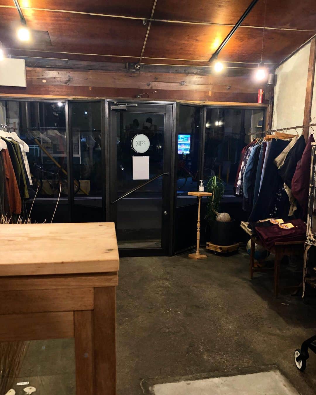のインスタグラム：「. 弊社ブランド展示会などの関係で来週からのPERK店舗営業に変更がございます ※明日は通常通り営業しております  10.12(mon.)〜16(fri.) close 17(sat.)通常営業 18(sun.)close 19(mon.)通常営業 20(tue.)〜22(thu.)close 23(fri.)〜通常営業  不規則な営業となりますがご了承くださいませ  何卒宜しくお願い申し上げます  #___perk___」