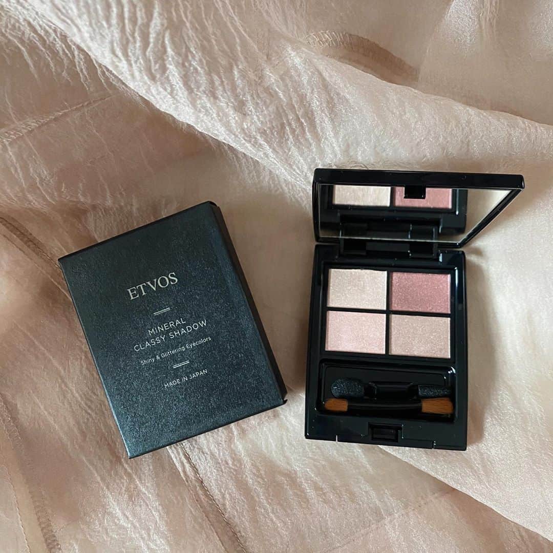 RiLiさんのインスタグラム写真 - (RiLiInstagram)「.本日のトピックスは⁣⁣⁣⁣⁣⁣ フォロワーさん参加企画🎉⁣⁣⁣⁣⁣⁣ 今回のテーマは「 #秋コスメ」👱‍♀️🎀⁣⁣⁣⁣⁣⁣ 応募写真の中から、素敵な作品を一部ご紹介するよ🎀⁣⁣⁣⁣⁣⁣ .⁣⁣⁣⁣⁣⁣ ⁣⁣⁣.⁣⁣⁣ 気になるトレンドを毎日更新💖⁣⁣⁣⁣⁣⁣ 知りたい情報やタレコミがあったらコメントでリクエストしてね！⁣⁣⁣⁣⁣⁣ ．⁣⁣⁣⁣⁣⁣ .⁣⁣ .⁣⁣⁣ ❣ ❣ ❣ ❣ ❣⁣⁣⁣⁣⁣⁣ サイトやSNSで掲載させていただくお写真募集中😘📸⁣⁣⁣⁣⁣⁣ かわいいコーデやアイテム、注目スポットなどが撮れたら、@rili.tokyo をタグ付けて投稿❗⁣⁣⁣⁣⁣⁣ ．⁣⁣⁣⁣⁣⁣ Special Thanks💋 Photo by⁣⁣⁣⁣⁣⁣ @ailoco37⁣ @_autumnvil_⁣ @_mhk0429_⁣ @_07moon_⁣ @sera__grm⁣ @____617a⁣ @_ske_txh8  @nabe__y14  @rin_____003⁣ @m_gramachu___⁣ ．⁣⁣⁣⁣⁣⁣ #コスメ#コスメ好き#コスメ好きと繋がりたい#秋コスメ#コスメレポ#コスメ購入品#rili_tokyo#RiLi #おしゃれさんと繋がりたい #お洒落さんと繋がりたい #ファッション #패션스타그램 #ootd #outfit」10月10日 18時01分 - rili.tokyo
