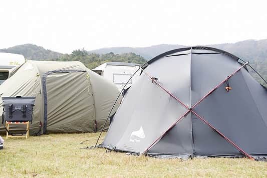 キャンプ情報サイト［ランタン］さんのインスタグラム写真 - (キャンプ情報サイト［ランタン］Instagram)「CAMP SMILE STYLE ／ 無骨なテイストは ガレージブランドならではの味！ ＼ いろんなキャンパーのキャンプスタイルを現地取材と一般キャンパーからの投稿で数多く掲載してます。 . . 詳しくは @lantern.camp webサイトをご覧ください . . #camp #camping #outdoor #travel #trip #lantern_smile #nature #キャンプ #キャンプ用品 #キャンプギア #アウトドア #テント #自然 #旅行 #キャンプ初心者  #キャンプ好きな人と繋がりたい #camper #外遊び #マキノ高原キャンプ場 #ファミリーキャンプ #LANTERN #ファミキャン #キャンプレイアウト #yeti #NORSテーブル #ヘキサテーブル #ノルテント #無骨キャンプ #無骨キャンプギア」10月10日 18時02分 - lantern.camp