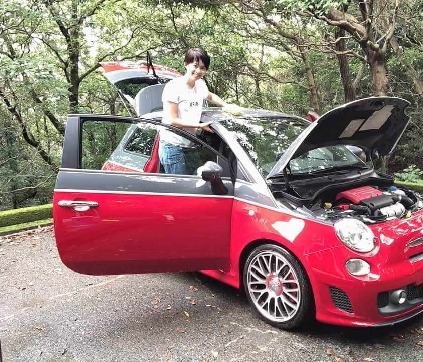 倉田亜味さんのインスタグラム写真 - (倉田亜味Instagram)「愛車を洗車しました。  「せんしゃ」と書いて変換すると戦車と変換される私の携帯はなんなのでしょうか。 毎回間違えて選んじゃうからより戦車が前に出てきます。 そんなことを何度もした今回の投稿でした。  小さい頃に父の洗車を手伝った以来の洗車。  こんなに丁寧に洗ったのはじめて。かつ愛着湧きます〜  どうぞご覧ください。  #YouTube #youtubechannel  #倉田あみでございます  #アバルト595  #abarth595」10月10日 18時03分 - kurata_amigram