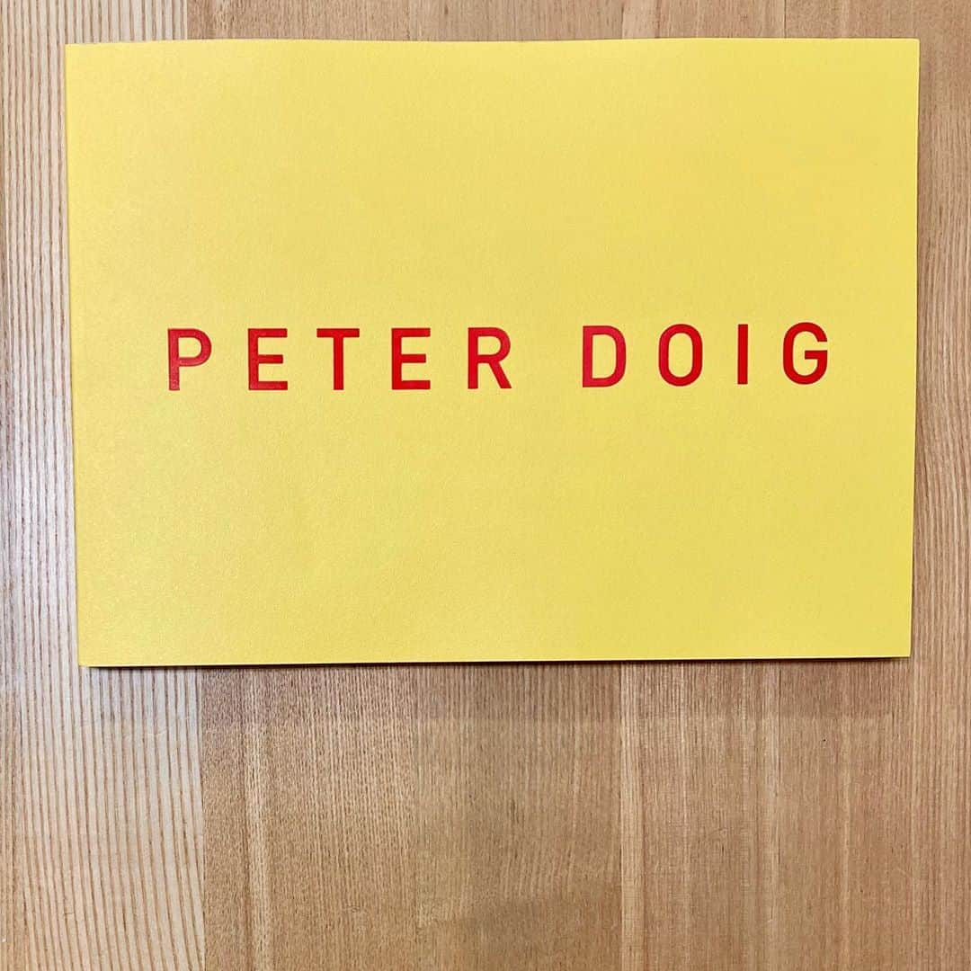 江口寿史のインスタグラム：「駆け込みで観てきた。ピーター・ドイグ展。 現代絵画のすごい巨匠らしいが、知らなかった。いや良かったです。すごく自由。新世代の絵画って感じだ。（と言っても作者61歳だが）開催は今年の２月末だったが、コロナで長いこと中断されていたみたいですね。東京国立近代美術館で明日(10月11日)まで。行ける人は見といた方が。」