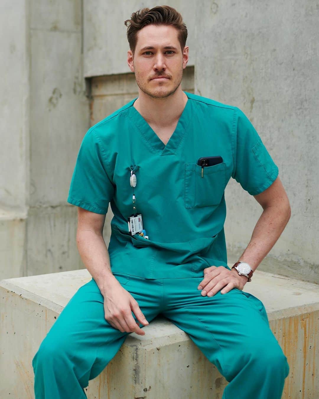 MR PORTERのインスタグラム：「Ask any of Dr Brandon Verdonk’s friends and they’ll tell you he was a bad texter before the pandemic. “Now I’m a horrible texter,” he laughs. “I read messages and reply to them in my mind, then a week later my friends are like, ‘Why haven’t you been speaking to me?’ But they understand.”   Above everything, he’s most proud of how he and his colleagues have reacted to living with the uncertainty of the crisis. “Maybe we had it lucky here compared to other places in the world, but we still read the headlines and everyone still showed up to work, put in the hours and looked after people.”  As part of our #TIMEwithHIM campaign, we spoke to five frontline workers about unpredictability, staying in good spirits and how everything has changed in 2020. Head to the link in bio to read their inspiring stories.   #COVID19 #FrontlineWorkers #NHS #MentalHealth #MensMentalHealth #WorldMentalHealthDay」