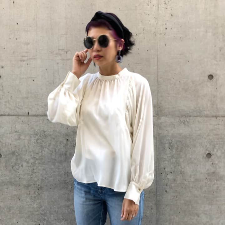 のインスタグラム：「ブラウス発売開始です！ これかわいーのぉー😍ブラウスを着慣れないわたしでもこれならいける！と思ってます💛 涼しくなってきたのでデニムコーデも復活です✨  【森本容子セレクト オンラインストア】http://ymdo.tokyo ※新作お知らせから発売開始時間までも【在庫切れ】と表示されておりますので注意ください。  ※商品のお問い合わせ、質問はオンラインストアへお願い致します。  @kariangofficial @ymdoshop @bankertokyo @yocomorimoto #bankertokyo #ymdoshop #kariang #tokyo #denim #japanmade #カリアング#レディスウェア#今日のコーデ#カットソー#コーディネート#森本容子#キッズウエア #マタニティウエア #マタニティ#マタニティコーデ #がんばれ高齢出産 #fashion #yocomorimoto  #1歳 #40代　#kmrii @kmrii_online @kmrii_official」