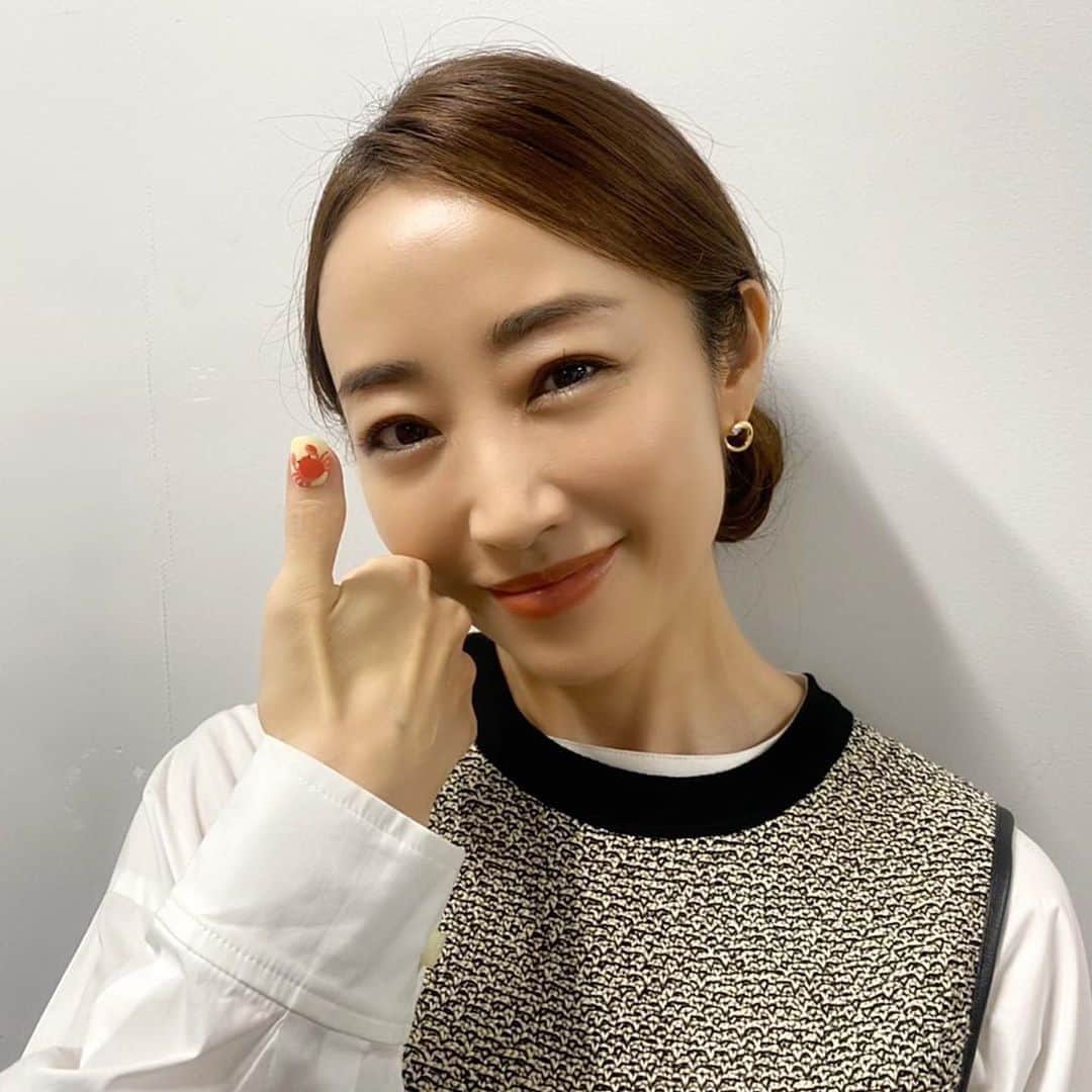 だから私はメイクする【公式】のインスタグラム：「・ #だから私はメイクする 第二話見ていただけましたでしょうか？☺️ #paravi では、本編の先行配信だけでなく、 各話の #おさらいメイク講座 も 配信しているので見られる方は 是非ともご覧くださいね💄💋 ・ 地上波放送だと、第二話の放送は 来週14日深夜0:58になります🥰 今回はネイルのお話💅✨ ・ 皆さま、ネイルはしますか？ キラキラかわいいネイルを見るたび、 ネイル欲ふつふつしますよね😘 ・ 熊谷さんの場合は… か、かに！？🦀 蟹なの！？🦀 ・ 第二話も、お楽しみに😆💓」