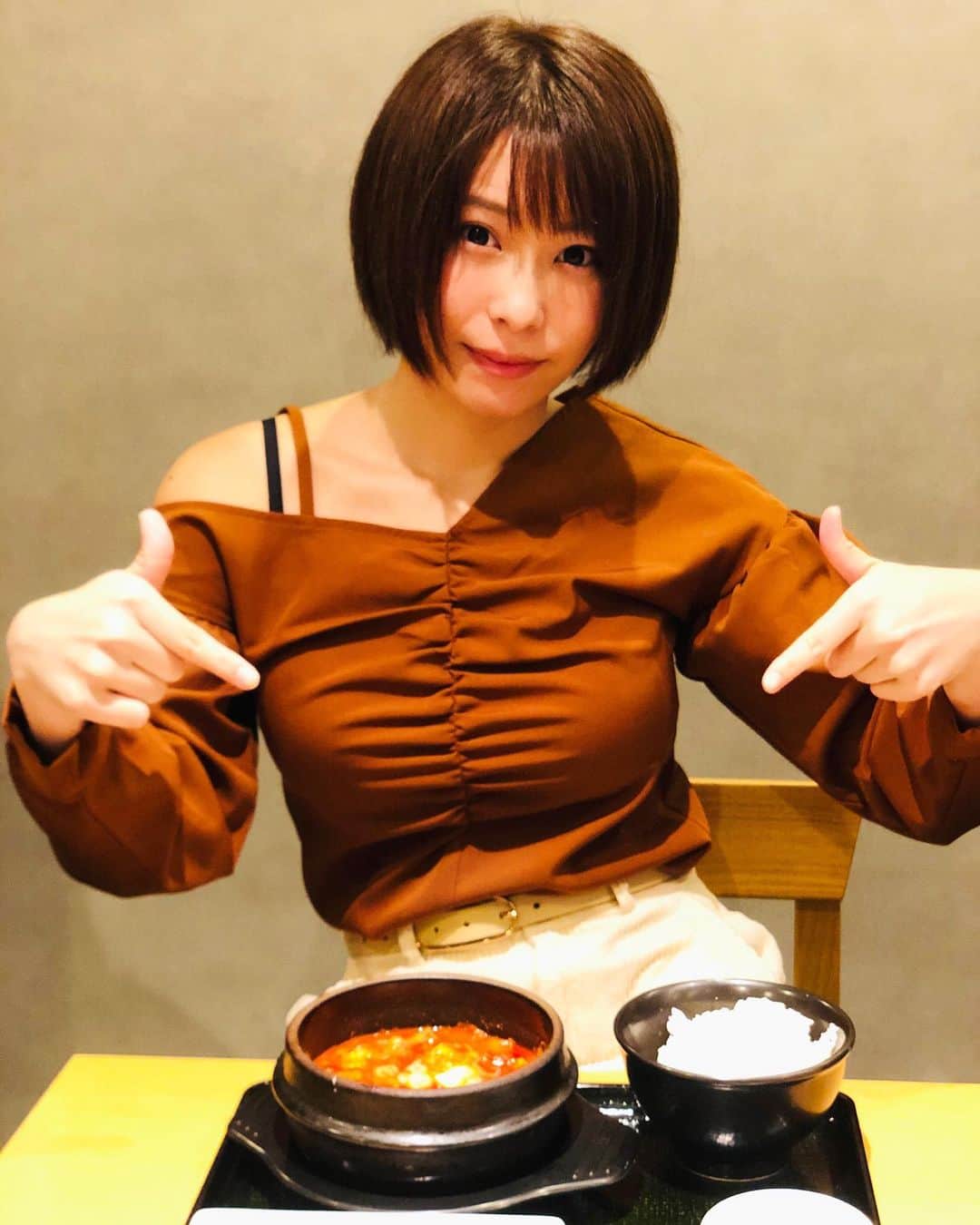 のインスタグラム：「寒いね⛄️ #純豆腐 たべよ❤️❤️ ・ ・ #スンドゥブ　#彼女とデートなうに使っていいよ　#snsレンタル彼女  #ショートカット女子 #猫顔 #smile #girl  #shooting #셀카 #미소녀 #일본인 #非常好 #摄影 #塚田綾佳」