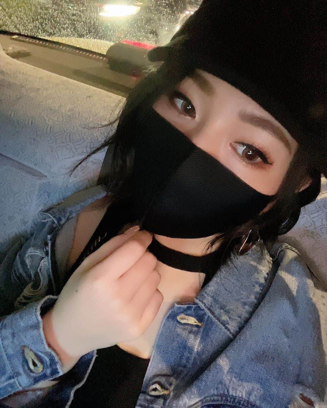 佐山愛のインスタグラム：「❤︎  雨やだなぁ、、、、  みんな、足元滑るから気をつけてね🥺」