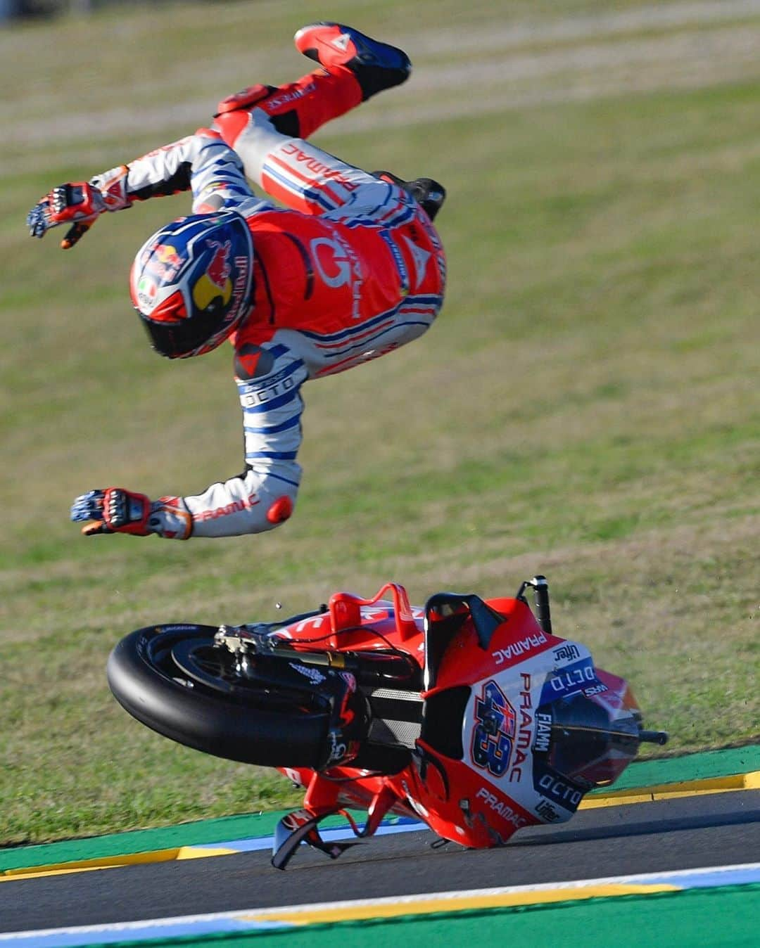 MotoGPさんのインスタグラム写真 - (MotoGPInstagram)「😱😱😱 Not the way @jackmilleraus wanted to end FP3 😬 #RiderOK ✅ #FrenchGP 🇫🇷 #MotoGP #Crash #Highside #JM43」10月10日 18時12分 - motogp