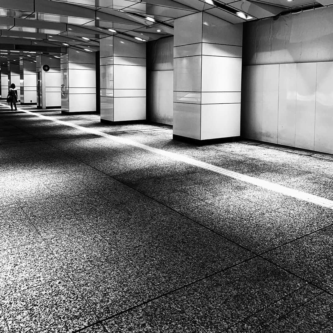 naotakeのインスタグラム：「地下道 - An underground passage / iPhone XR & Snapseed, 20201011 . . モバイルペンギンとモバイルロボットのスマートな使い分けに悩む。 . . #spicollective #royalsnappingartists #infamous_family #rsa_main #infinity_photo_cult #2_fineart #jp_gallery_member #jp_gallery_bnw #trb_bnw #wp_bnw  #bnw_life #bnwlife_member #bnw_life_shots #bnw_captures #world_bnw #top_bnw #team_jp_ #team_jp_モノクロ #ig_energy_bw #ig_nihon #streetphotographybnw #igersjp #blackandwhite #bnw #bnwphoto #monochrome #bw #bnwphotography #ShotOniPhone #shotoniphoneXR」