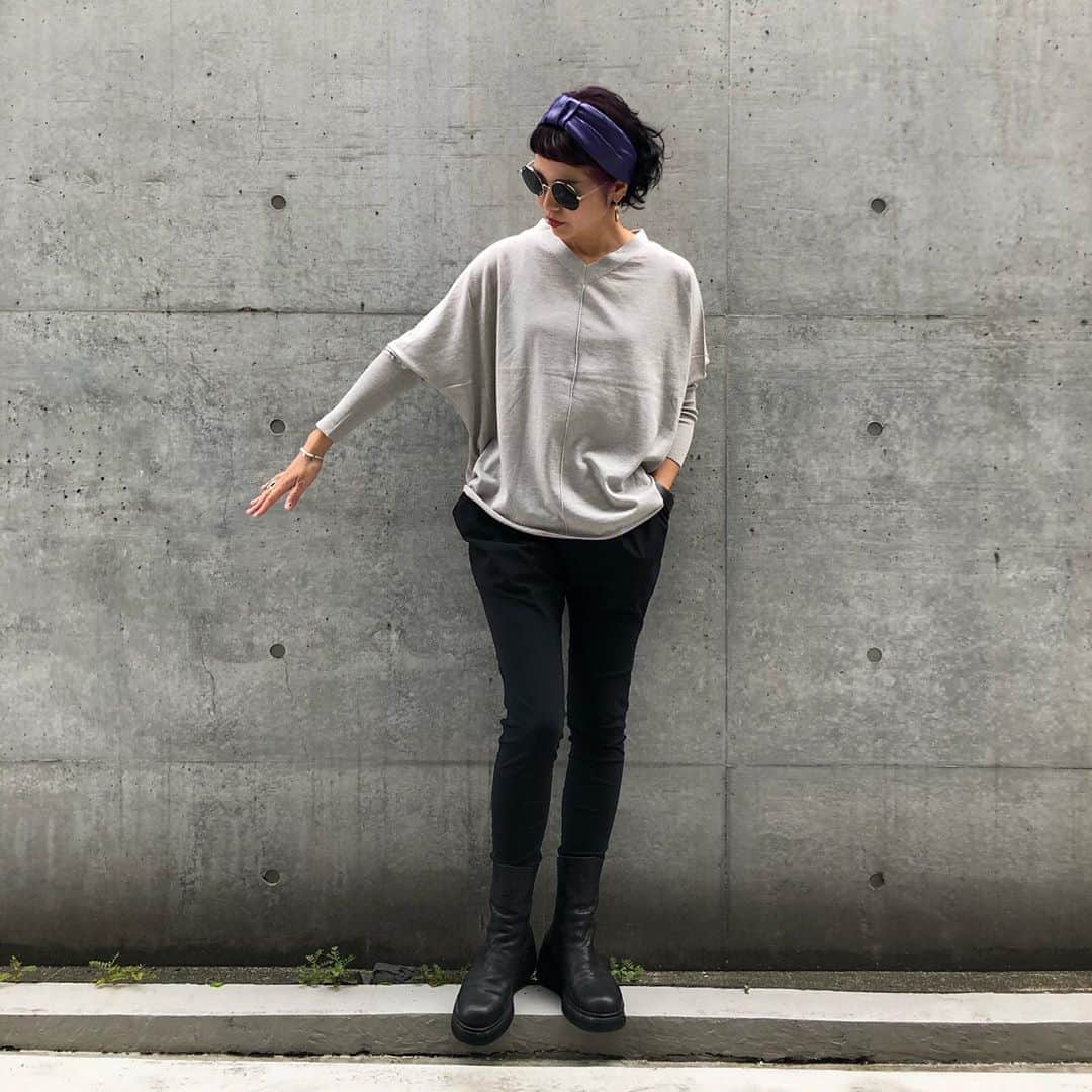 のインスタグラム：「ハイゲージのシンプルでおしゃなシルエットのニットも発売開始でした‼️ 4色展開です💛ウールシルクカシミアで肌触り最高でございます！  【森本容子セレクト オンラインストア】http://ymdo.tokyo ※新作お知らせから発売開始時間までも【在庫切れ】と表示されておりますので注意ください。  ※商品のお問い合わせ、質問はオンラインストアへお願い致します。  @kariangofficial @ymdoshop @bankertokyo @yocomorimoto #bankertokyo #ymdoshop #kariang #tokyo #denim #japanmade #カリアング#レディスウェア#今日のコーデ#カットソー#コーディネート#森本容子#キッズウエア #マタニティウエア #マタニティ#マタニティコーデ #がんばれ高齢出産 #fashion #yocomorimoto  #1歳 #40代　#kmrii @kmrii_online @kmrii_official」
