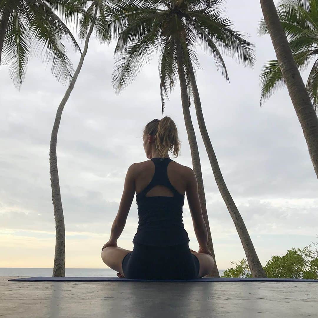 ヴァネッサ・アクセンテのインスタグラム：「Today is world mental health day. It is extremely important (especially these days) that we focus on ourselves and our mental health. With my work, I struggled so much to find ways to keep myself calm but strong and mentally healthy. I love what I do but it can be very stressful. And I found working out, dancing, reading, being in nature and being with my loved ones is the best way for me to feel good and to be in a great balance. What do you do in support of your mental health? #moveformentalhealth」