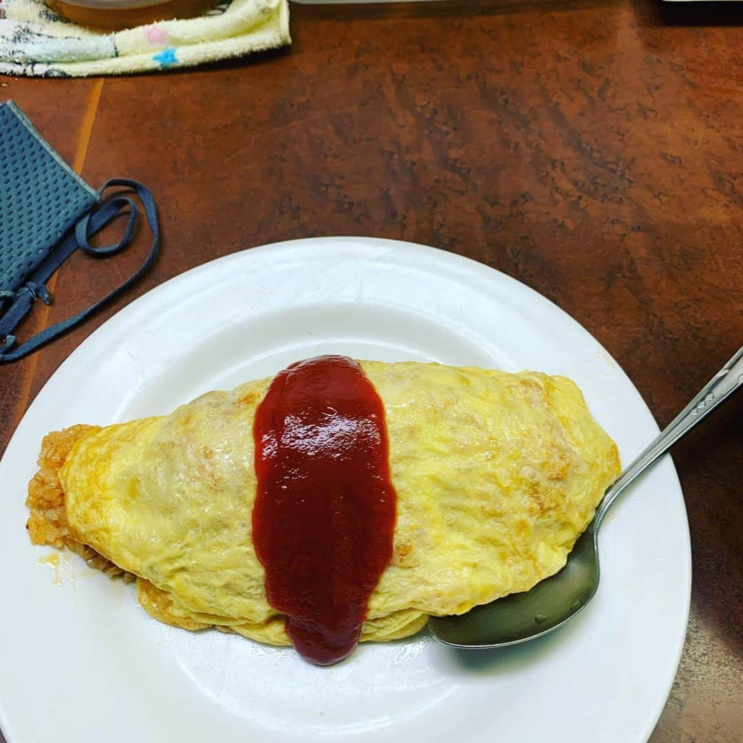 金村義明さんのインスタグラム写真 - (金村義明Instagram)「超久しぶりに 30分並んで食べれた！ オムライス＆豚汁 海老フライサービスしてくれた！有難う御座いました！ 変わらぬ味！ キャッスルの温泉♨️サウナ行って#かねむらさんぽ #かねむらさんぽやりました」10月10日 18時20分 - yoshiaki_kanemura