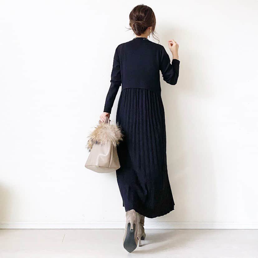 マナさんのインスタグラム写真 - (マナInstagram)「綺麗目にも着られるニットワンピ🧶 . . #ootd  one-piece @novelmee_official (10/12発売) boots @sappun_japan  bag @zakkabox_  . . .急に寒くなって、ニットばっかり着てるw このニットプリーツワンピはシンプルだけど、色々と小技が効いていて✧︎ 切り替え位置が高めなので、スタイルアップして見えるの♡ 体にフィットしすぎないIライン、でも腕はフィットしてくれるのでニットワンピにありがちな着膨れ感は無いよ☺︎☺︎☺︎ この丁寧な作りで1万円以下です◎ 普段使いもできるし、ちょっとしたお呼ばれにも重宝しそう♪ . . . 普段から愛用しているバッグの @zakkabox_ が 10/13マデ　JR京都伊勢丹　4階POPUPステージにて @zakkabox_  @anoh__official  POPUP開催中です❤︎ お近くの方、是非行ってみて下さい✧︎ . . . . . . . . #ママコーデ #ママファッション #マナママコーデ #おちびコーデ  #おちびの輪 #低身長コーデ #ootd #outfit #mamagirl #locari #小柄コーデ #大人フェミニン #150cm」10月10日 18時22分 - ma_anmi