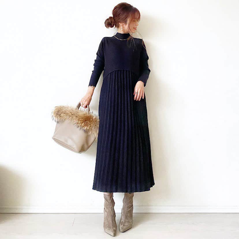 マナさんのインスタグラム写真 - (マナInstagram)「綺麗目にも着られるニットワンピ🧶 . . #ootd  one-piece @novelmee_official (10/12発売) boots @sappun_japan  bag @zakkabox_  . . .急に寒くなって、ニットばっかり着てるw このニットプリーツワンピはシンプルだけど、色々と小技が効いていて✧︎ 切り替え位置が高めなので、スタイルアップして見えるの♡ 体にフィットしすぎないIライン、でも腕はフィットしてくれるのでニットワンピにありがちな着膨れ感は無いよ☺︎☺︎☺︎ この丁寧な作りで1万円以下です◎ 普段使いもできるし、ちょっとしたお呼ばれにも重宝しそう♪ . . . 普段から愛用しているバッグの @zakkabox_ が 10/13マデ　JR京都伊勢丹　4階POPUPステージにて @zakkabox_  @anoh__official  POPUP開催中です❤︎ お近くの方、是非行ってみて下さい✧︎ . . . . . . . . #ママコーデ #ママファッション #マナママコーデ #おちびコーデ  #おちびの輪 #低身長コーデ #ootd #outfit #mamagirl #locari #小柄コーデ #大人フェミニン #150cm」10月10日 18時22分 - ma_anmi
