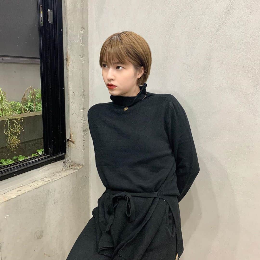 えなちぃのインスタグラム：「【秋のハイネック🍂】 プチプラなのに、生地はしっかり❤️ 最近肌寒くなってきたので、 これ一枚でもちょうどいい🥺 一様セットアップです✨ 他にもカラー展開してます😁 . . Knit set up AMM0118  ¥ 5,290」