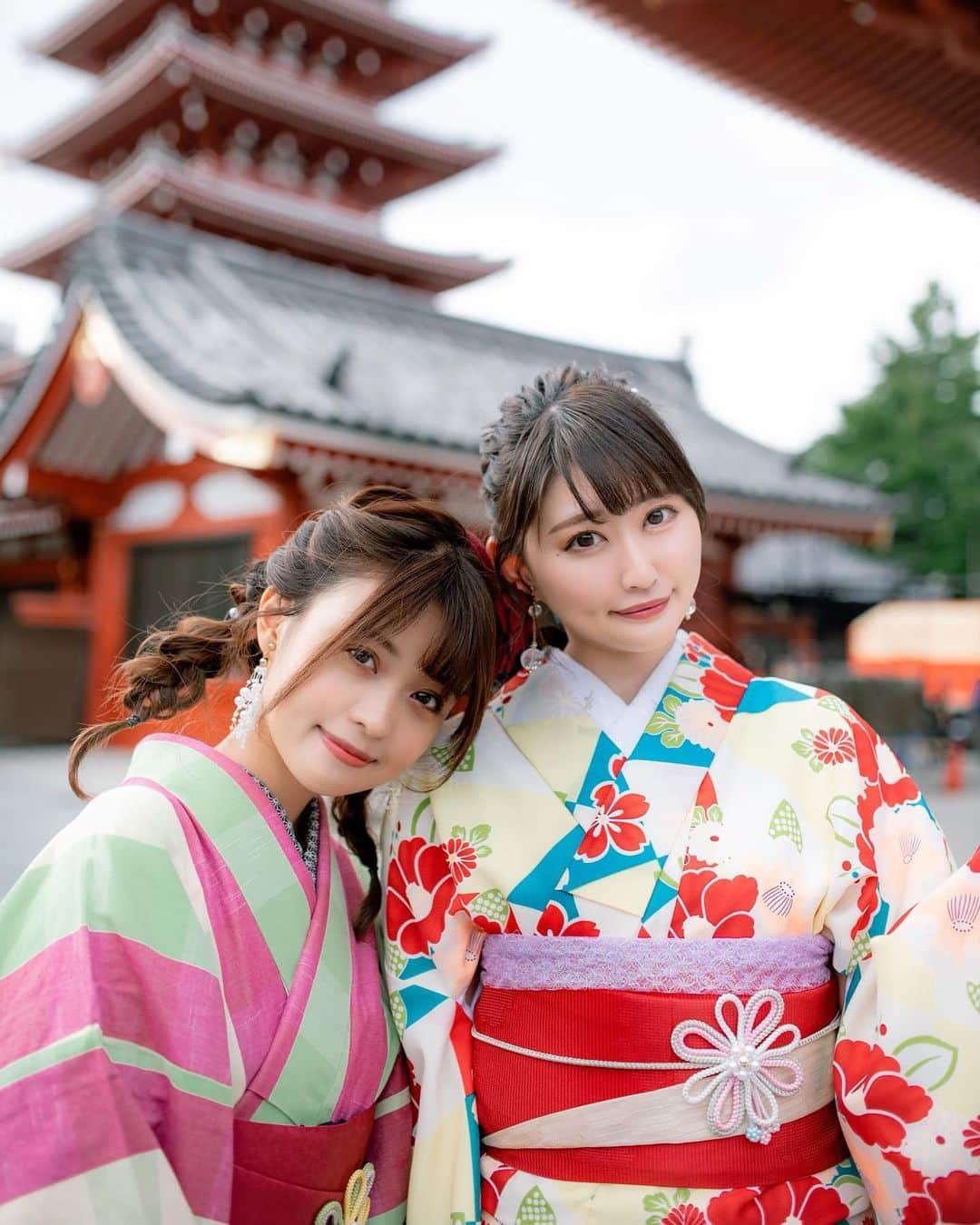 坂口莉果子のインスタグラム：「はしかなと👘👩‍❤️‍👩  Photo by: @_ca47_  ・ ・ ・ #japan #japanesegirl #tokyo #japan_of_insta #asakusa #photography #japaneseculture #kimono #kimonostyle #asakusatokyo #asakusatemple #浅草 #浅草寺 #浅草グルメ #浅草食べ歩き #着物 #ポートレート #ポートレート撮影 #撮影 #自然光撮影 #何気ない瞬間を残したい #自然 #被写体 #黒髪 #サロンモデル #日本 #東京 #カメラ #写真好きな人と繋がりたい」