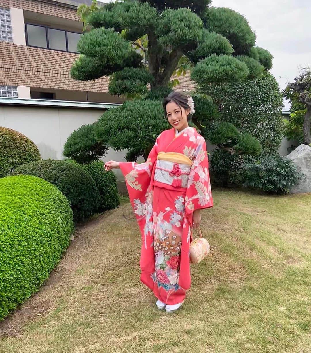 吉岡結紀のインスタグラム：「✐☡ ・ 中高時代の友達の結婚式💒👰🏼🤵🏻 みんなで振袖着ました👘♡ お家で母に着せてもらったのでお爺ちゃんにも久しぶりに 振袖姿見てもらえた🥰✌🏼 ・ 久しぶりにみんな会えたし友達のウェディングドレス姿が 可愛すぎて、、🥺😢💗 こっちまで幸せな気持ちになりました💍💗 はぁ、、素敵、、😔💗💗笑 ・ #wedding #weddingceremony #weddingparty #kimono #hairarrange #振袖 #結婚式  #yuki_kimono」