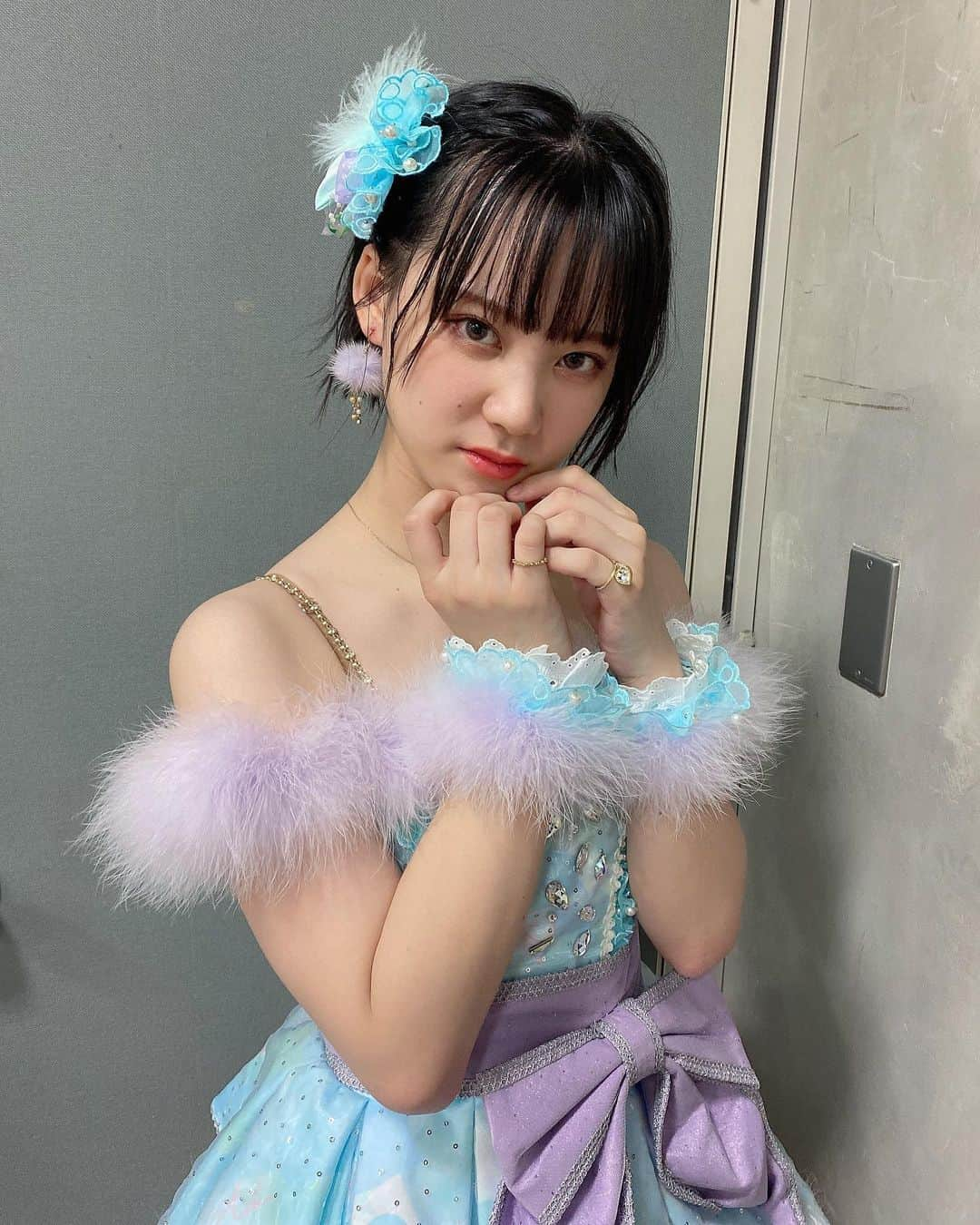 河野奈々帆さんのインスタグラム写真 - (河野奈々帆Instagram)「The・アイドルって感じしますね ・  ・ 『らしくない』の衣装 2年ぶりに着ましたたたたた 肩出しの衣装に変わっていた!!!!! しかも水色!!!嬉!!!!」10月10日 18時34分 - 7ho_0518