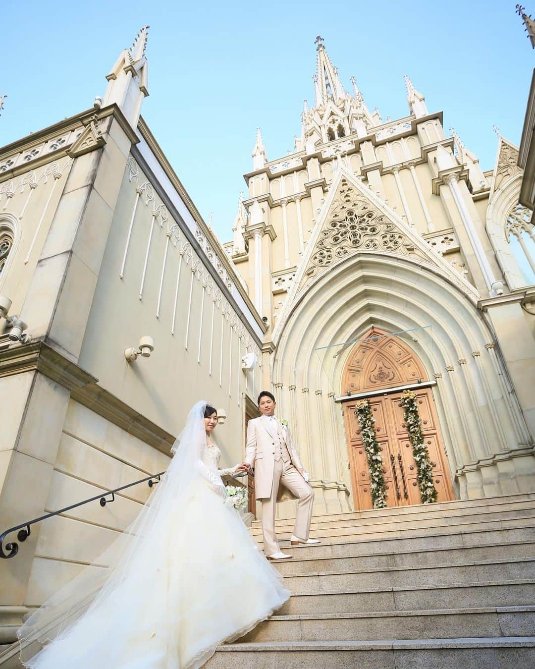 Photopla+（ フォトプラ ）のインスタグラム：「.﻿ ﻿憧れる花嫁さまの多い大聖堂での フォトウェディング✳︎*  大階段を新郎さまにエスコートされて 進む姿は、プリンセスのようで とってもロマンチック…♡  ロマンチックな雰囲気が好みの花嫁さま ぜひ、参考にしてみてくださいね！  ＞＞＞ #スタジオファミリア東京ベイサイド﻿ ﻿ 『写真だけは残したい』方へ＊*﻿ Webから撮影予約できます⚐﻿ @photopla_wedding﻿ ﻿ ——————————﻿ ﻿ オシャレでイマドキな﻿ ウェディングフォト発信中♥﻿ ﻿ 『#フォトプラ花嫁』『#フォトプラ』の﻿ タグをつけて写真をUPしてみて･ﾟ｡﻿ フォトプラのIGでリグラムされるかも♪♪﻿ ﻿ #結婚式 #結婚式準備 #プレ花嫁﻿ #卒花 #前撮り #ロケフォト﻿ #日本中のプレ花嫁さんと繋がりたい﻿ #プラコレ#ウェディングニュース﻿ #ベストアニバーサリー #wedding ﻿ #2020秋婚﻿ #2020冬婚 ﻿ #2021春婚﻿ #2021夏婚﻿ #ウェディングレポ #婚約 #婚約中﻿ #ロケーションフォト﻿ #photopla #ウエディングフォト﻿ #フォトウェディング　﻿ #大聖堂ウェディング﻿ #撮影指示書﻿ #青山セントグレース大聖堂 #大階段」