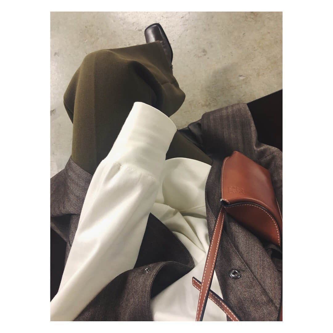 野尻美穂のインスタグラム：「秋色ですね🍁 今日はお店リサーチへ😌  #wai_ships  #pheeny  #loewe」
