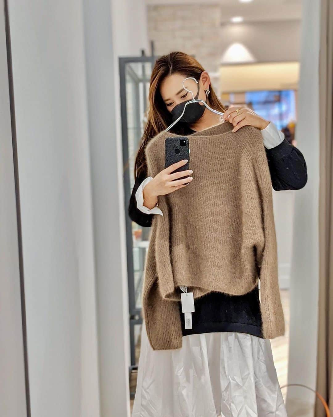 のインスタグラム：「新丸ビル3Fに新しくオープンした SUPERIOR CLOSET MARUNOUCHIへ🤍 リーダーズでも一緒の冨張ちゃんがブランドさんとコラボして作ったアイテムを見に☺️❣️ もー可愛くて素材もよくてタイプなものばかりで、 ちょこっと寄ったつもりが長居してしまった🥺💦❤️ （たくさん試着もして写真と動画も載せました📷 swipeしてみてね▷） . 色味も柔らかくも上品さがあり全部ほしい🥺 ブラウンニットもシャツもタイプで迷いに迷って、 結局たくさん使えるブラウンのカーディガンにしたよっ☺️❣️アクセもタイプ過ぎてやっぱり見返すと、、欲しくなる🙄買えばよかったかな🥺） またたくさんコーデでも載せますねっ✨ . . #yuxiao_outfit #outfits #ootd #fashion #knit  #160cm #160cmコーデ　 #superiorcloset #newitem #autumn #ニット #ニットコーデ」