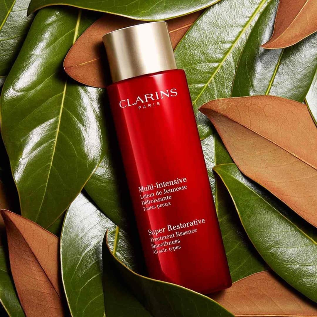 Clarins Australiaさんのインスタグラム写真 - (Clarins AustraliaInstagram)「How much do you really know about Harungana 🌱?⁣ ⁣ 🌍 Cultivated in Madagascar, the Harungana Tree has powerful regenerating properties that encourage the synthesis of collagen. Its leaves improve liver function and also have antiseptic and healing properties, while the orangey-red sap of the plant is used to soothe skin conditions 😌! ⁣ ⁣ Find this reviving ingredient inside our Super Restorative Treatment Essence, which re-energises to boost radiance for softer, more supple skin ✨⁣ ⁣ #ClarinsAus #ClarinsSkincare」10月10日 18時30分 - clarinsanz