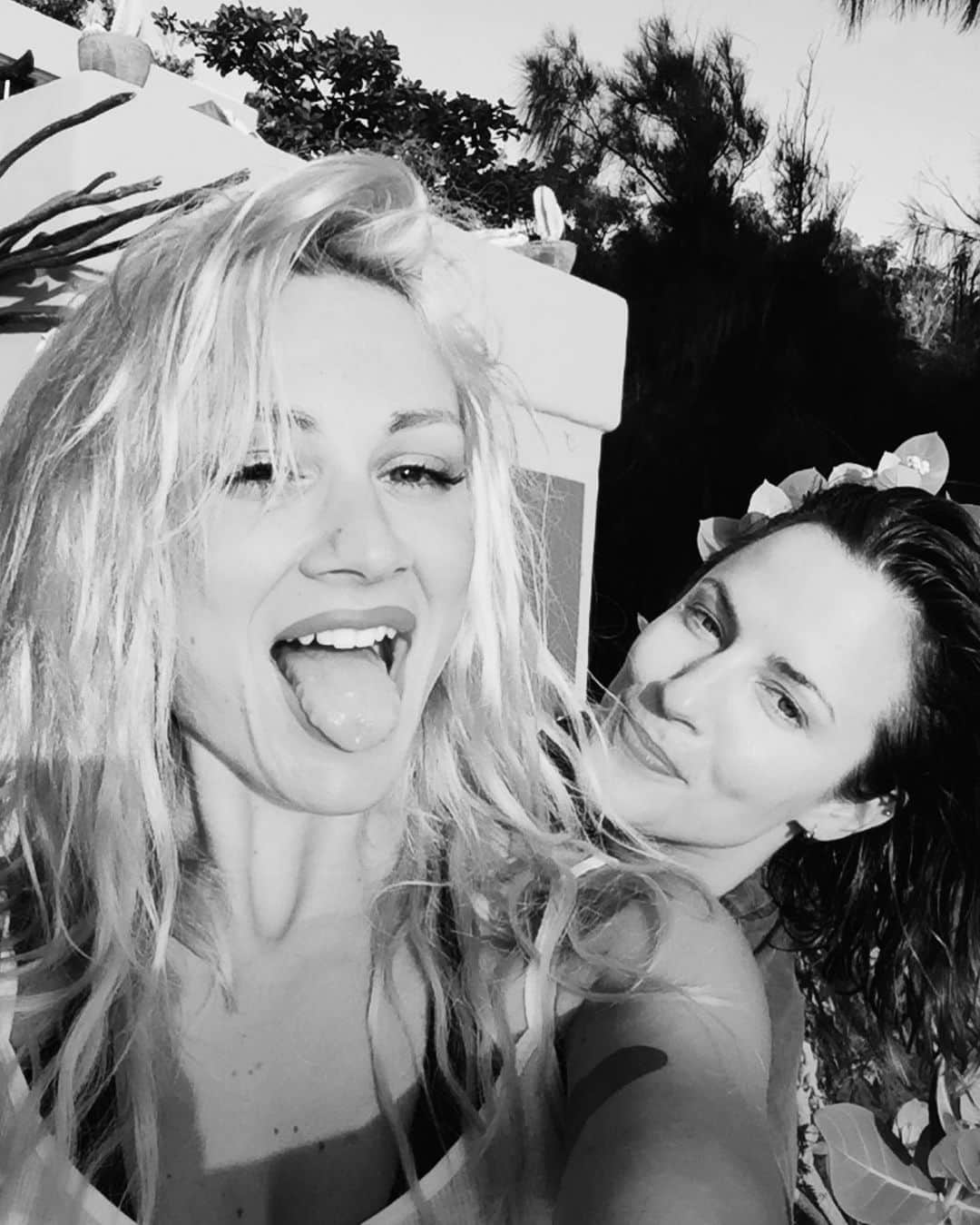 ルー・ティーズデールのインスタグラム：「It’s cool to be kind #worldmentalhealthday 🖤」