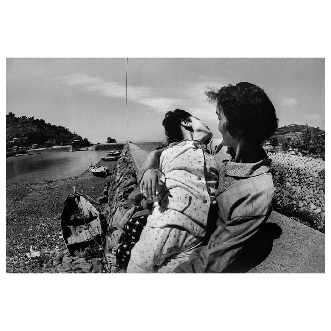 Magnum Photosさんのインスタグラム写真 - (Magnum PhotosInstagram)「A film on the story of Magnum photographer W. Eugene Smith’s time spent documenting mercury poisoning in the Japanese fishing town of Minamata will be released in the UK in 2021. This week, Empire magazine shared the exclusive international trailer for the film.⁠ .⁠ Find the link to the trailer and read the latest from Magnum photographers at the link in bio.⁠ .⁠ PHOTO:  Takak Isayama, a 12 year old fetal (congenital) victim of the Minamata Disease, with her mother. Minamata. Japan. 1971.⁠ .⁠ © W. Eugene Smith/#MagnumPhotos」10月10日 18時30分 - magnumphotos