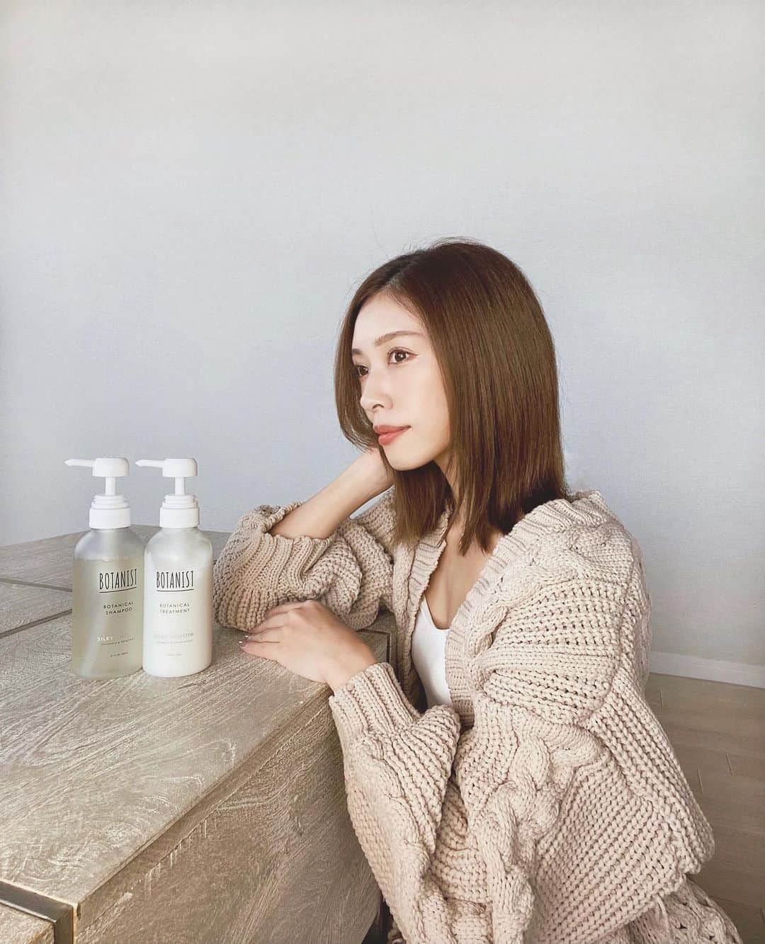 石黒美帆のインスタグラム：「*﻿ 🌿﻿ ﻿ 大人気BOTANISTシリーズの最高峰"BOTANIST PREMIUM" @botanist_official ﻿ ﻿ シャンプーって、サラサラかしっとりの2択になっていることが多くて、どっちもが理想だけどうーん。となる事がよくあったんですが💦﻿ ﻿ このBOTANIST PREMIUMシリーズはこのどちらも同時に叶えてくれる優れもの🥺﻿ ﻿ ﻿ ﻿ 染めたタイミングやお天気、気分などでシャンプーを変えたりする私ですが、明日雨だなぁという日にもまとまってくれるので安心して使えるシリーズ🌿香りもとても良いです☺️﻿ ﻿ ﻿ 購入の際は公式サイトでの定期購入だと、初回47%オフで断然お得だそうですよ🎉﻿ ﻿ ﻿ ﻿ ﻿ #BOTANISTPREMIUM#BOTANIST#beauty#haircare#ボタニストプレミアム#ボタニスト#シャンプー#ヘアケア」