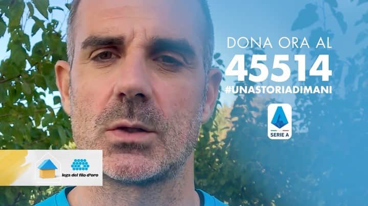 ステファノ・ソレンティーノのインスタグラム：「Ormai da tempo seguo e sostengo i progetti della Lega del Filo d’Oro che da oltre 50 anni si prende cura dei bambini sordociechi e delle loro famiglie. Entrare in contatto con questa realtà, per me che sono padre, è stata un’esperienza molto forte, che mi ha profondamente emozionato: ho potuto conoscere persone speciali, abituate a confrontarsi con il dolore e le difficoltà di chi non vede e non sente, ma sempre con il sorriso sulle labbra. Aiutiamo insieme la @legadelfilodoroonlus a portare a termine la costruzione del Nuovo Centro di riabilitazione e cura di Osimo, che sarà punto di riferimento nazionale per tutti i bambini e le famiglie che devono affrontare queste gravi disabilità. Dona anche tu al 45514 con una chiamata o un SMS. Costruiamo insieme #unastoriadimani」