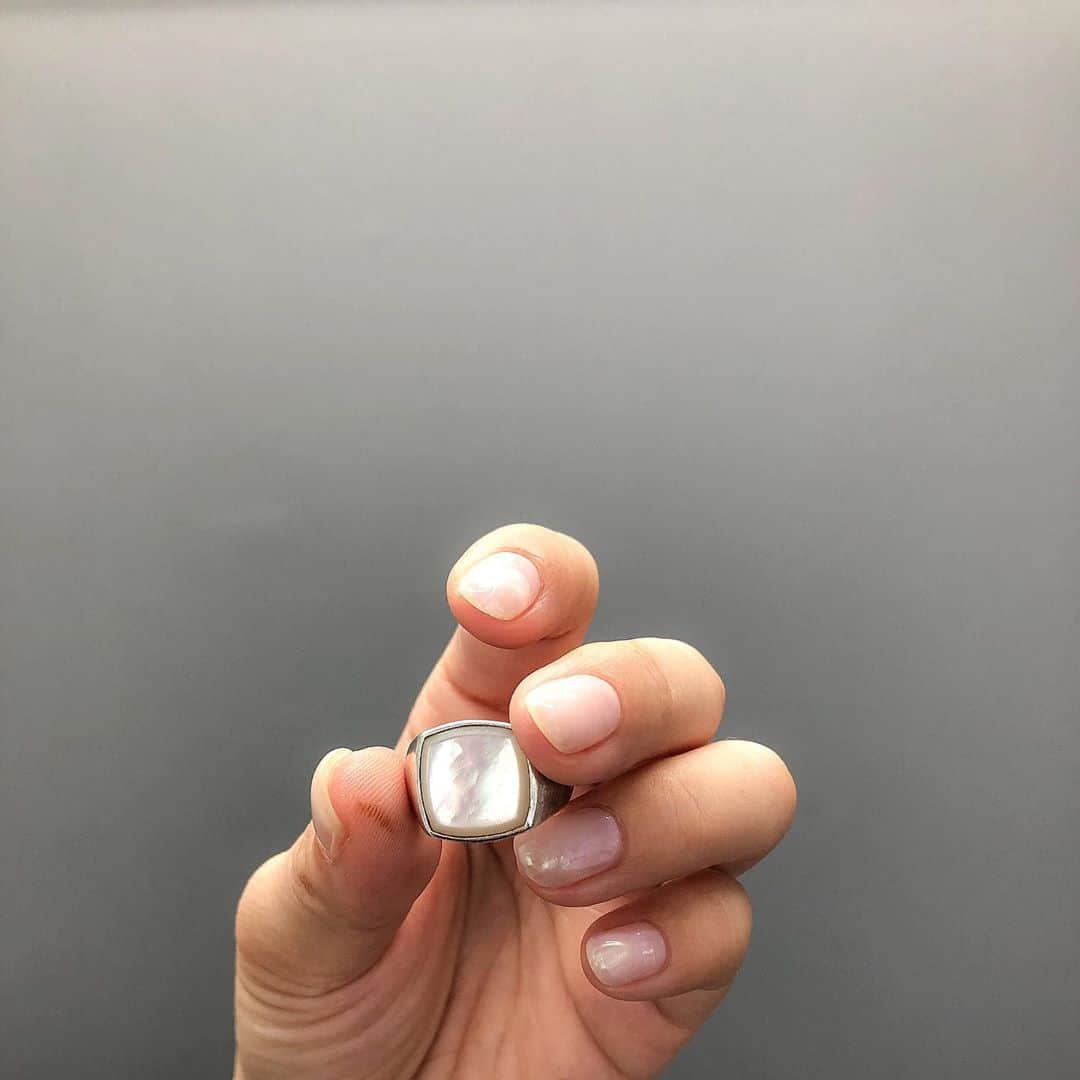 北岡りえのインスタグラム：「指輪みたいなネイルに💍 淡い乳白色にミラーとか色々おまかせです🤍　 久しぶりのシンプルにしっくり😌  @___chienail___   #nuancenail  #shortnails  #ミラーネイル　#乳白色ネイル」