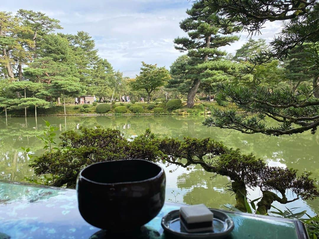 藤井明子さんのインスタグラム写真 - (藤井明子Instagram)「本日の金沢もお天気が良くて最高！！  朝から加賀國一ノ宮白山比咩神社→ 神社までの道のりもマイナスイオンだらけでした！  西茶屋街でプラプラ→ 甘納豆かわむらさんでオヤツを買い込み、らくがんやさんに後ろ髪を引かれながら次へ  市場でお鮨ランチ→ 歴々というおススメのおすしやさんに連れてっていただき、福光屋さんによるオリジナル日本酒をいただきながら最後はノドグロの巻き寿司でお腹いっぱい。市場で干物なども買って満足( ´ ▽ ` )  鈴木大拙館→ 建物も素敵だったしその周辺の公園なども綺麗でお散歩  兼六園でお茶三昧→ 日差しも強く暑かったのでまさかのお茶のハシゴ笑　内橋亭でのんびりしてから時雨亭でもお抹茶をいただく←  駅でお買物→ 金沢のお土産がほとんど揃っていると言っても過言ではないらしい。加賀棒茶やふって書いてあるお味噌汁買いました！！笑  新幹線 →いまここ  東茶屋街も西茶屋街も楽しくて、次はもっとゆっくりまわろうと心に決めました！行きたいとこがたくさんありすぎて胃と時間が足りなかった...笑　金沢は何を食べても美味しくて、近距離内に見所が沢山あるので観光しやすかったです。また行きたーい！！  コメントでたくさんオススメをありがとうございました♡  #おわかりいただけただろうか #初日とは違うワンピースです #ワンピース  @todayful_  #持ってくる靴下を間違えた件 #でも履く  #何故後ろ姿ばかりかって #旅行はだいたいすっぴんだから と #顔で失敗しないから撮る枚数少なめでok← #買ったものは届き次第ストーリーズしまする #荷物が重くて #腕がちぎれる #女子旅 #金沢」10月10日 18時44分 - fujiko0207