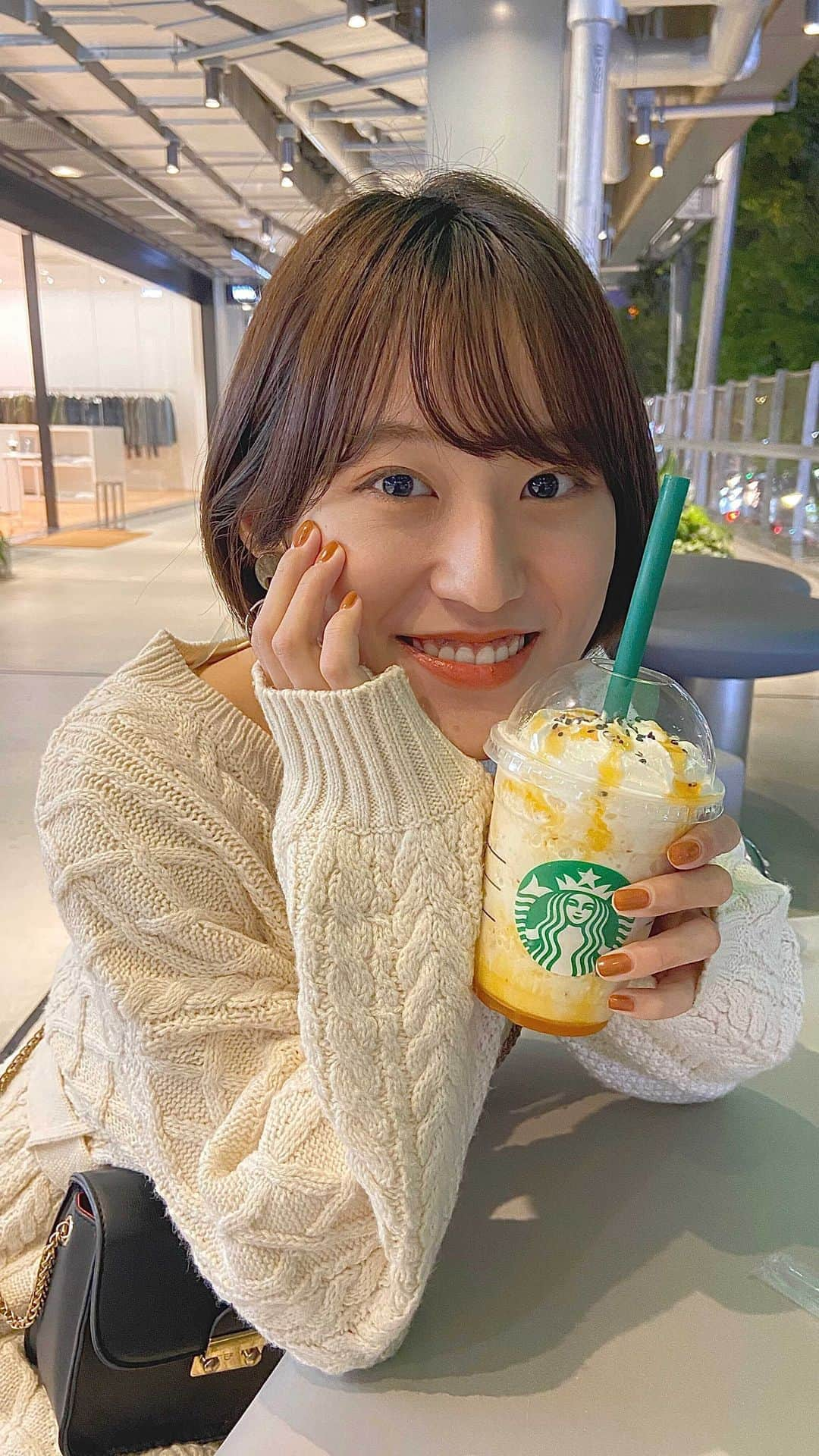 山口柚香のインスタグラム：「昨日の投稿の動画バージョン🤎  #宮下パーク #大学芋フラペチーノ #スタバ新作 #渋谷カフェ #秋ニット #白ニットコーデ #スタバ女子 #スタバカスタム #スタバ好きな人と繋がりたい #秋服コーデ #渋谷カフェ」