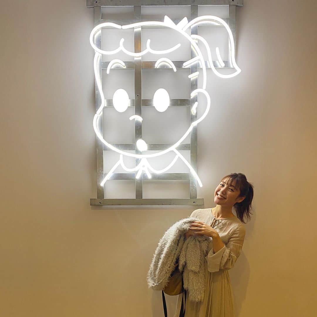 のインスタグラム：「🍩🍫🤎 . 原田治展「かわいい」の発見 に行ってきたよ♡♡ . はあ、何回かわいいと呟いたか、、 . わたしが驚いたのは 作品によって、絵の雰囲気がガラッと違ったこと…！ 場面によって自由自在にスタイルを変えて描いていて、 でもちゃんと個性を確立していて、、 (オールラウンドのイラストレーターとして参照) . なんだかお仕事に対する考え方にも通ずるなって、 気付きをもらいました😳✨ . . そして、最後の「可愛い」の表現方法。 . こんな女の子でいれたらなあ…と めもめも😋💞 . . 見終わる頃には 原田治さんのかわいいの世界観のとりこ…！ . グッズたくさん買っちゃった🤦🏼‍♂️🧡 . . #原田治#原田治展#かわいいの発見#福岡アジア美術館#秋の芸術鑑賞#かわいい#無敵#美術館#芸術の秋#福岡#福岡観光」