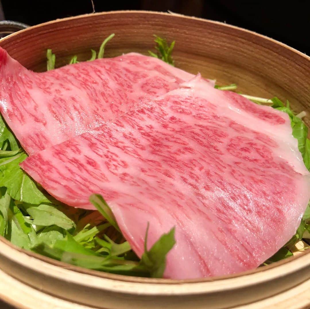 中川友里さんのインスタグラム写真 - (中川友里Instagram)「飯テロ🌹 ・ 仕入れの肉質の良さをいちばんに見て欲しくて、一枚目をこの写真にしたかった😂😂‼️もはや芸術🥺❤️ ・ 気づいたらお友達歴7年？8年？なふみせんせん、　@fumiozone とお肉会🙆‍♀️💕 ・ えちえちなツヤ肌に仕上げたお肉の蒸籠蒸しに、隠れたホタテさんもまた艶々でたまらん🥺❤️ 9800円のコースは、ひと口ずつお肉のいろんな楽しみ方を提供してくれるから、飽きずにお腹いっぱいにしてくれる食欲の秋🌾🌕🍁を満たしてくれました🥺❤️ @cossottesp さん @ito_29 さんありがとうございました🥺❤️素敵な時間になりました🌹💫 #cossottesp #コソットsp #麻布十番 #六本木 #六本木焼肉 #麻布十番焼肉 #東京焼肉 #肉レポ #東京肉レポ #食テロ #焼肉女子 #グルメ女子 #焼肉」10月10日 18時37分 - darayunya