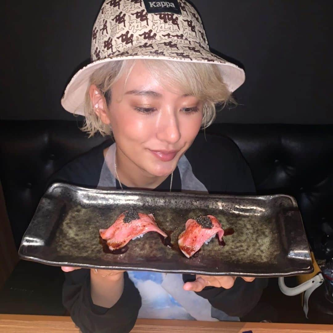 中川友里さんのインスタグラム写真 - (中川友里Instagram)「飯テロ🌹 ・ 仕入れの肉質の良さをいちばんに見て欲しくて、一枚目をこの写真にしたかった😂😂‼️もはや芸術🥺❤️ ・ 気づいたらお友達歴7年？8年？なふみせんせん、　@fumiozone とお肉会🙆‍♀️💕 ・ えちえちなツヤ肌に仕上げたお肉の蒸籠蒸しに、隠れたホタテさんもまた艶々でたまらん🥺❤️ 9800円のコースは、ひと口ずつお肉のいろんな楽しみ方を提供してくれるから、飽きずにお腹いっぱいにしてくれる食欲の秋🌾🌕🍁を満たしてくれました🥺❤️ @cossottesp さん @ito_29 さんありがとうございました🥺❤️素敵な時間になりました🌹💫 #cossottesp #コソットsp #麻布十番 #六本木 #六本木焼肉 #麻布十番焼肉 #東京焼肉 #肉レポ #東京肉レポ #食テロ #焼肉女子 #グルメ女子 #焼肉」10月10日 18時37分 - darayunya