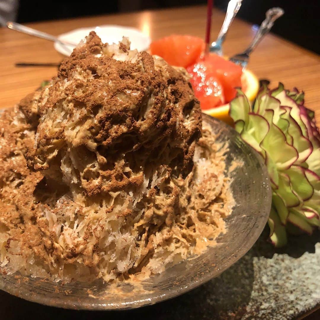 中川友里さんのインスタグラム写真 - (中川友里Instagram)「飯テロ🌹 ・ 仕入れの肉質の良さをいちばんに見て欲しくて、一枚目をこの写真にしたかった😂😂‼️もはや芸術🥺❤️ ・ 気づいたらお友達歴7年？8年？なふみせんせん、　@fumiozone とお肉会🙆‍♀️💕 ・ えちえちなツヤ肌に仕上げたお肉の蒸籠蒸しに、隠れたホタテさんもまた艶々でたまらん🥺❤️ 9800円のコースは、ひと口ずつお肉のいろんな楽しみ方を提供してくれるから、飽きずにお腹いっぱいにしてくれる食欲の秋🌾🌕🍁を満たしてくれました🥺❤️ @cossottesp さん @ito_29 さんありがとうございました🥺❤️素敵な時間になりました🌹💫 #cossottesp #コソットsp #麻布十番 #六本木 #六本木焼肉 #麻布十番焼肉 #東京焼肉 #肉レポ #東京肉レポ #食テロ #焼肉女子 #グルメ女子 #焼肉」10月10日 18時37分 - darayunya