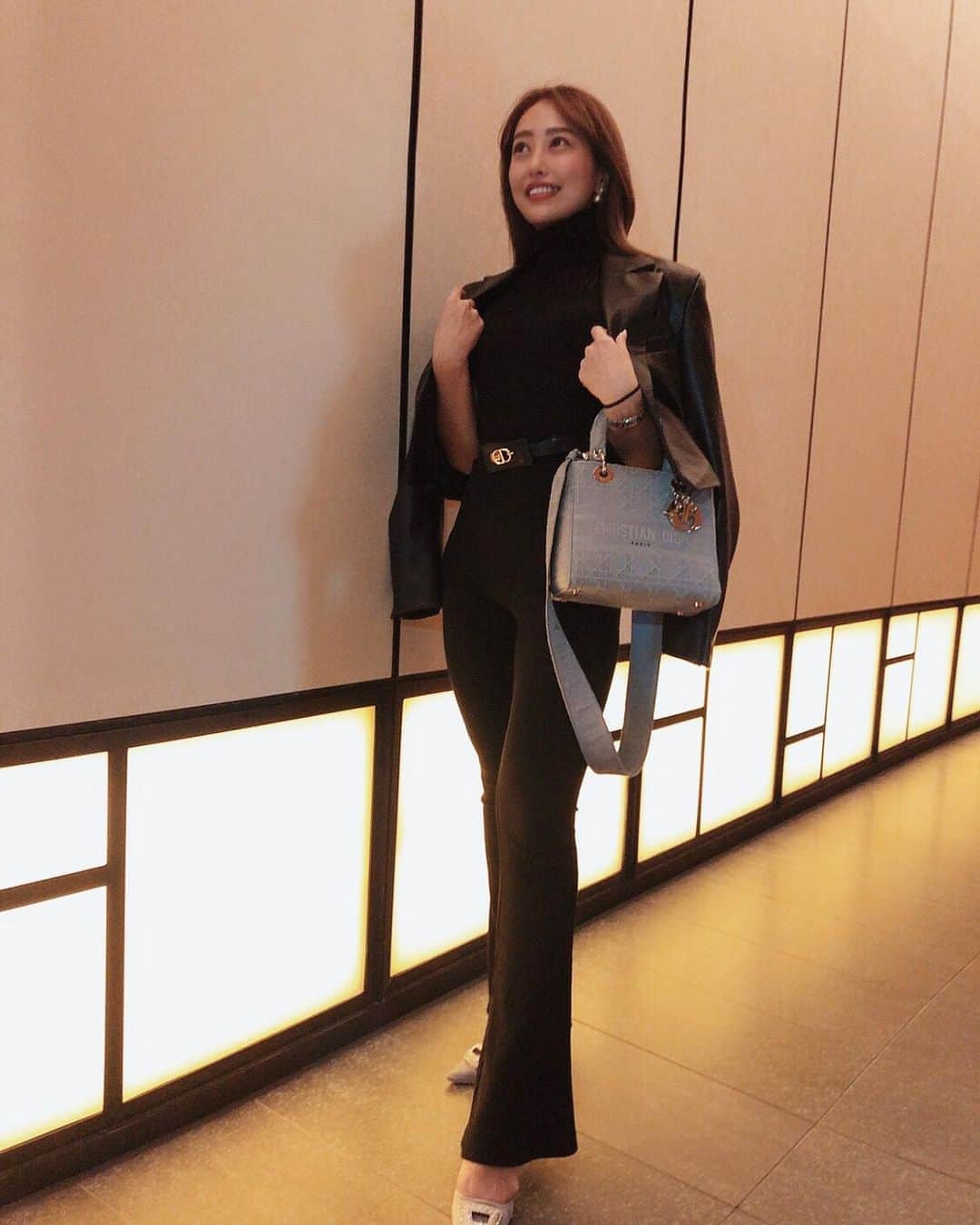 のインスタグラム：「All black code🖊 お気に入りの美脚効果抜群のフレアパンツはほんとオススメ🖤🖤🖤  SHOPLISTのプロフィール欄URLから購入できるよ🧸  @shoplist_official  #SHOPLIST #SHOPLISTA #GORGE #SHOPLISTで購入 #フレアパンツ#秋服#秋コーデ」
