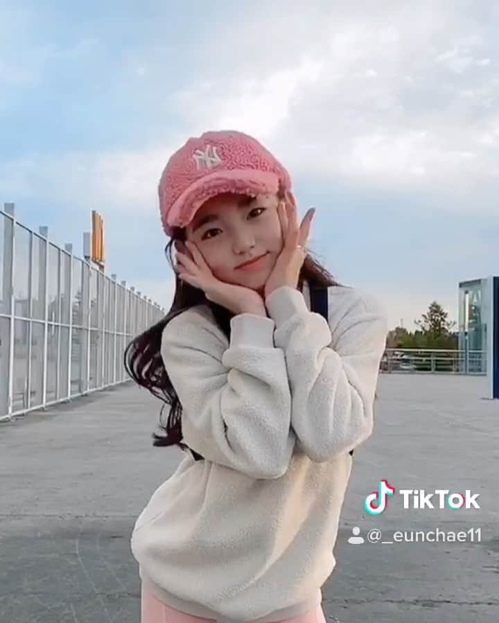 ウンチェのインスタグラム：「#협찬  예쁜 아이템 장착하면 , 절로 엉덩이가 씰룩쌜룩💓 - - - - @mlbkids_kr #MLBKIDS #SUPERFANKIDS  #MLB키즈후리스 #MLB키즈코듀로이 #MLB키즈운동화  #키즈후리스 #아동후리스 #유아후리스 #틱톡 #tiktok #levelup #ciara #토요일 #주말 #일상 #daily #ootd #주니어모델 #아역배우 #이은채 #LeeEunchae」