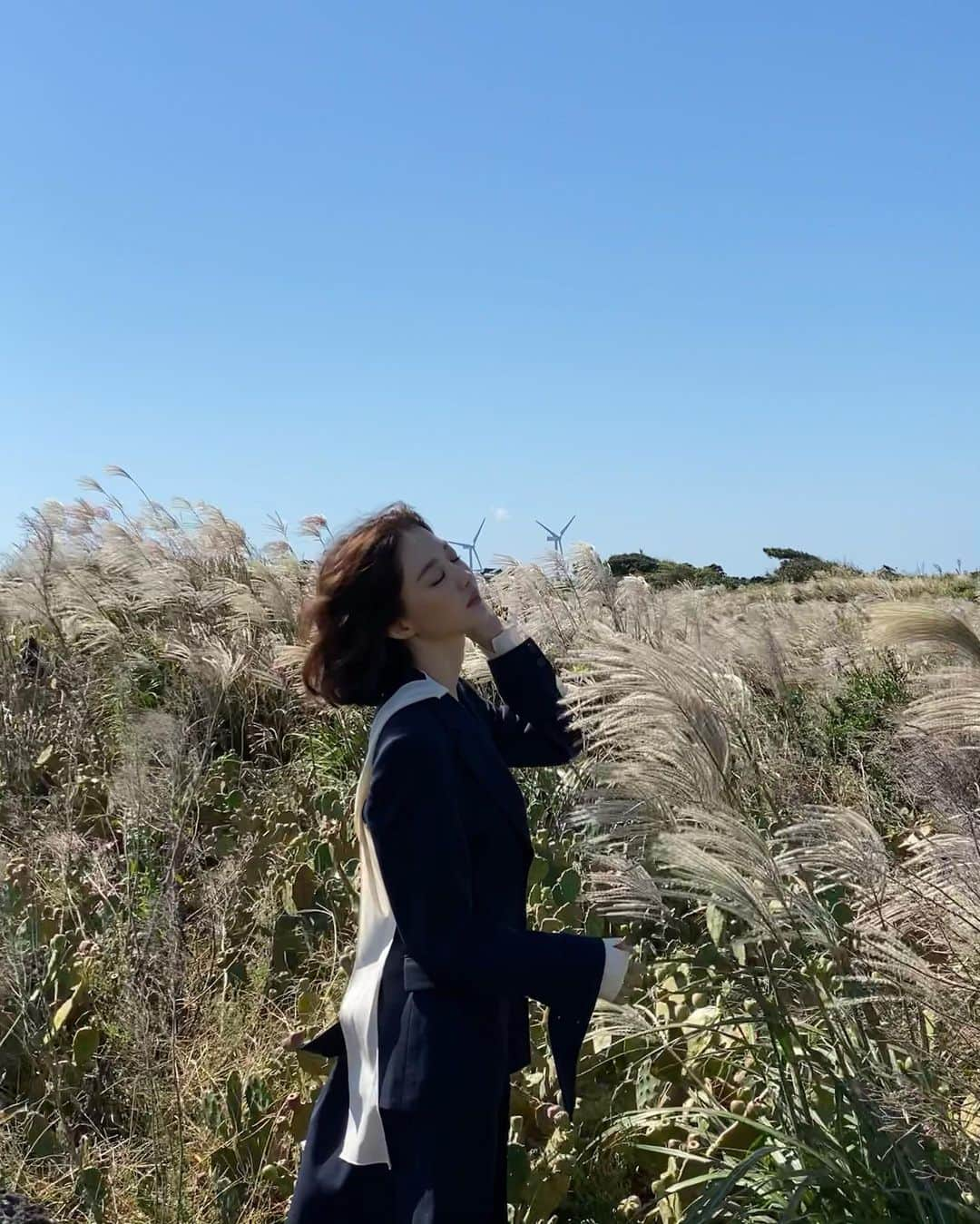 チャン・ヒジンのインスタグラム：「바람타고~~ #제주도 #화보」