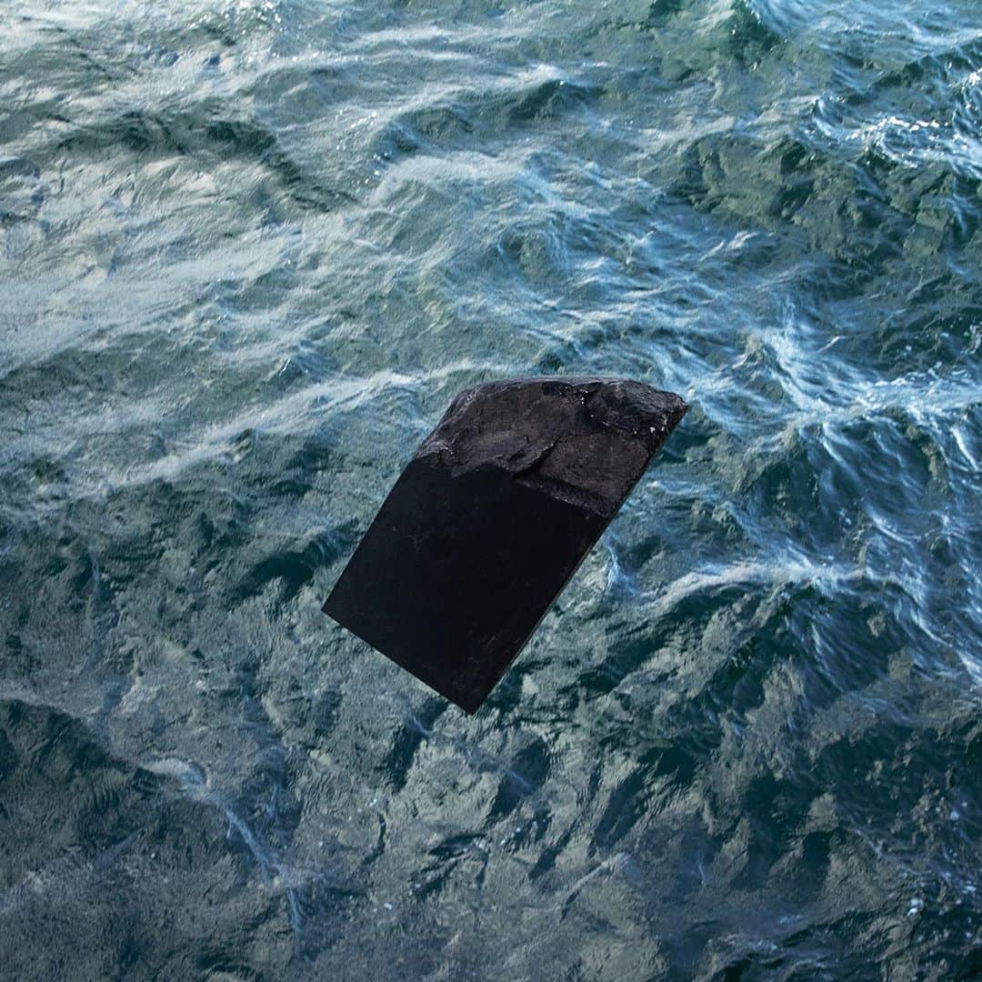 リリー・コールのインスタグラム：「My fiercely talented friend - artist - Fiona Banner & Greenpeace dropped Peanuts & Orator (full stop sculptures) from the @greenpeace ship in the Dogger Bank, as an action against illegal and destructive industrial fishing. . The sculpture will live on the seabed in the Dogger Bank marine protected area, where it will form obstacles to bottom trawling. Green peace have said they will remove the sculptures from this area if the UK Government makes a credible commitment to immediately ban industrial fishing from the Dogger Bank and all of the UK’s offshore MPAs. “This peanut is an agent for change… for squid not quid!”  The action completes a new area of almost 50 square miles developed by Greenpeace to be off-limits to destructive fishing in this area  #Fullstop #Peanuts #NonViolentDirectAction #Ellipsis #destructivefishing #greenpeaceuk #artactivism #artaction #FionaBannerakaTheVanityPress  #TheVanityPress #FionaBanner #Snoopy」