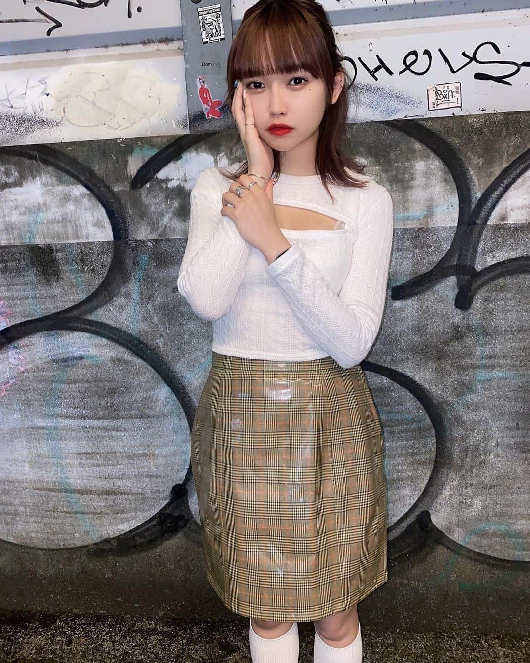 戸田ころね さんのインスタグラム写真 - (戸田ころね Instagram)「#今日の変な服 #全身コーデ  #ootd  #変形トップス  #異素材 #秋服 #ハイソックス #ハーフアップ」10月10日 18時46分 - toda.corone