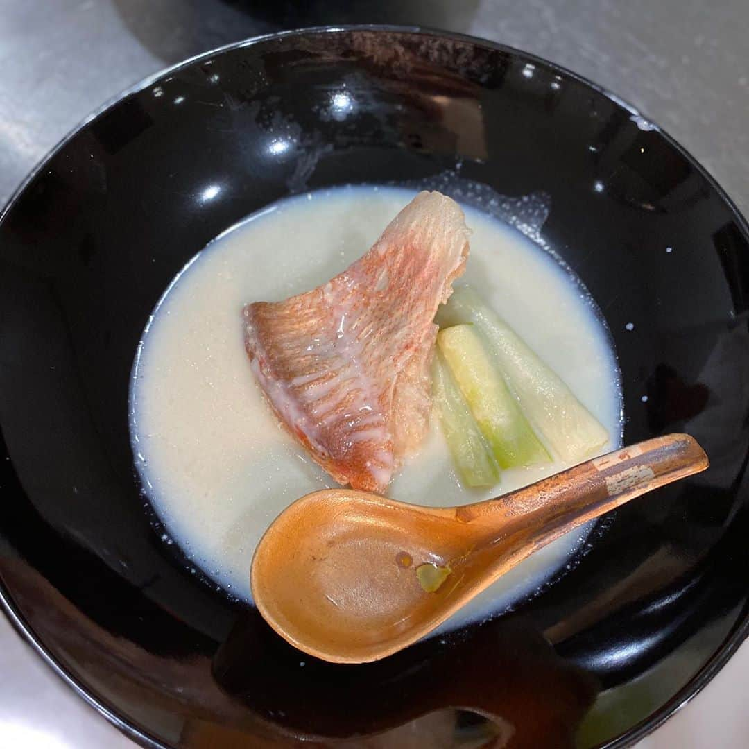 麻美さんのインスタグラム写真 - (麻美Instagram)「仙's kitchen . 🐟赤魚の豆乳スープ ． 赤魚。 鯛か金目鯛が美味しい ． 鍋に魚が全部かぶる量の 豆乳を入れる ． お酒大さじ2 出汁小さじ2 みりん小さじ2 塩、味の素、少々 ねぎ ． 胡麻ペースト 最後に大さじ1 ． 煮詰めたら出来上がり ． 🥗しめ鯖とクラゲのサラダ ． しめ鯖or小肌 ． ブツ切りにして ． クラゲは酢と砂糖と味の素 とあえる ． ガリ、シソ、胡瓜、沢庵 ミョウガ、ゴマ 全部みじん切りで 混ぜる ． 全ての味が重なって絶妙です ． 🥗アボガドとマグロの 海苔マヨネーズ和え ． 角切りにしたマグロ ． アボガドも角切りして レモンをかける ． 岩海苔とマヨネーズ ワサビを混ぜてかける ． カイワレの辛味が絶妙 ． #仙'skitchen #赤魚のスープ #しめ鯖サラダ #マグロとアボカド」10月10日 18時47分 - mami0s