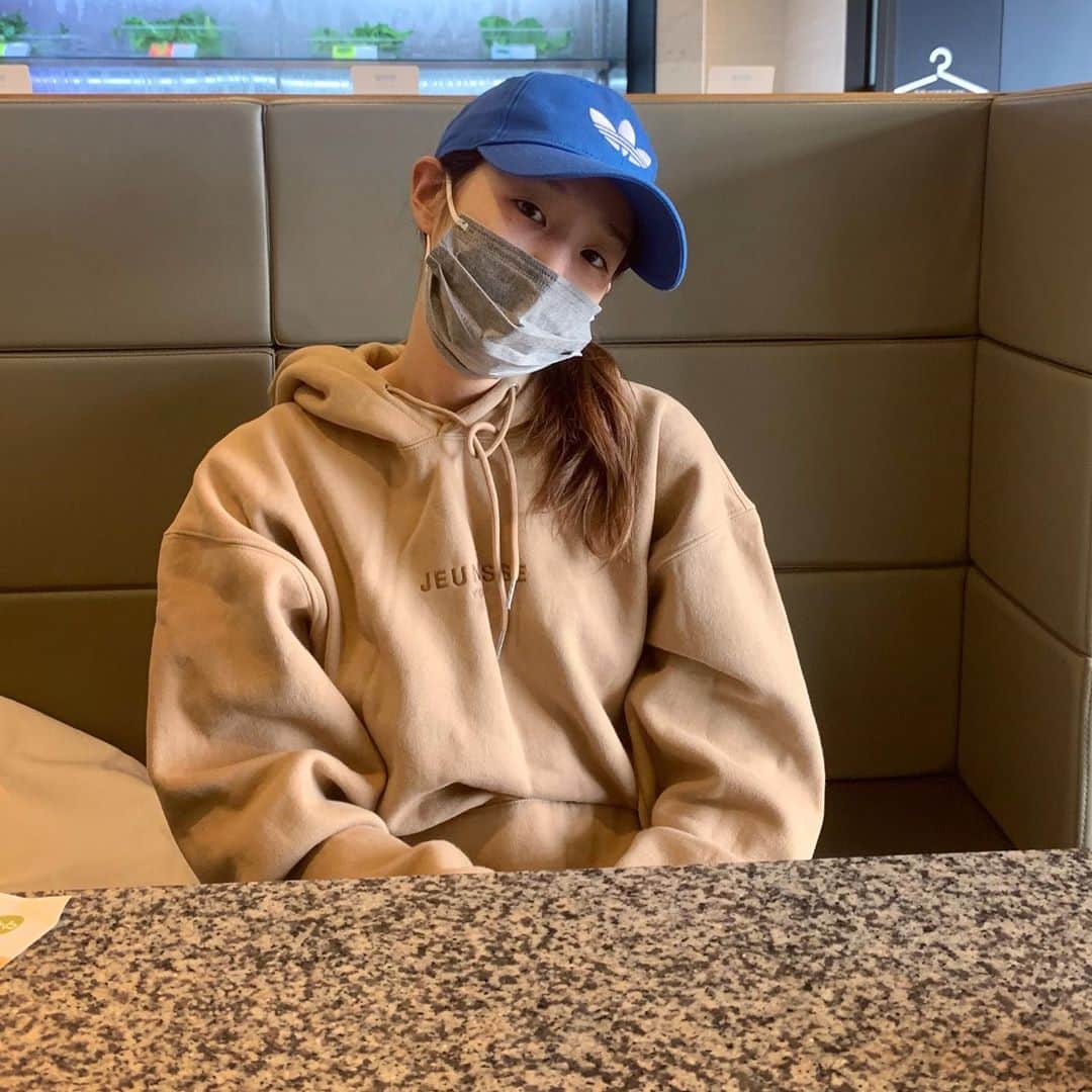 パク・ボラムのインスタグラム：「추워요 따뜻하게 입고다니세요😷」