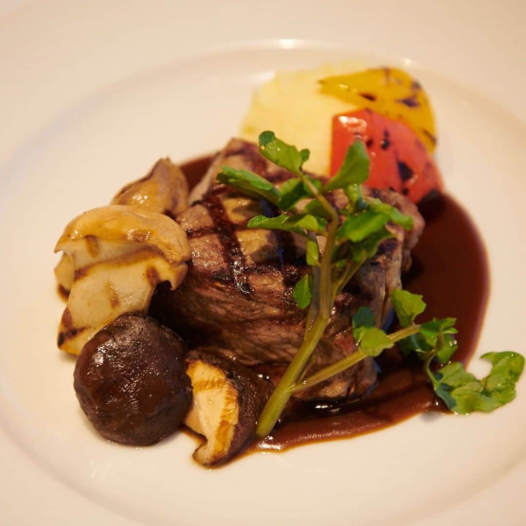 のインスタグラム：「・ 【食欲の秋！秋グルメ特集】 ・ 旬のきのこを添えた、肉厚テンダーロインステーキ。食欲の秋にぴったりの メニューです。オリジナルソースと絡めてご賞味ください！ ・ H.B.GRILL（5F） ・ アクアシティお台場 @aquacity_odaiba_official ・ #アクアシティお台場 #hbgrill #アメリカン #americanhouse #テンダーロインステーキきのことオリジナルソース添え #ステーキ #steak #肉料理 #お台場デート #グルメ #東京グルメ #foodstagram #飯テログラム #ランチ #ディナー #食欲の秋 #秋 #秋グルメ #aquacityodaiba #お台場 #アクアシティ #東京リゾー島 #odaiba #aquacity #台場 #daiba #東京 #tokyo #日本 #japan」