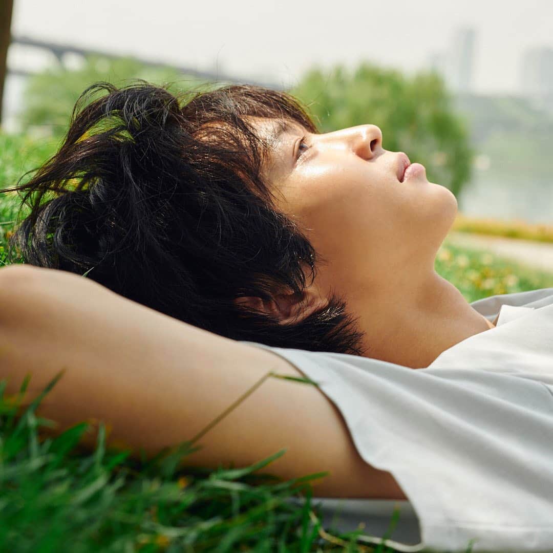 鈴木仁　ファン　のインスタグラム：「鈴木仁ファースト写真集『INTRO.』発売から1年！　 表紙のアザーカットを特別に公開。この機会に、ぜひ見返してみて！ #鈴木仁 #鈴木仁ファースト写真集 #INTRO #イントロ #写真集 #メンズノンノ #メンズノンノモデル #mensnonno @jin_suzuki_722」