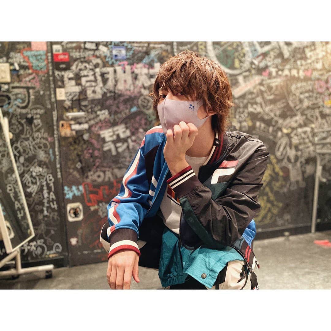 山崎大輝のインスタグラム：「グッズの炭酸マスク 着けるとこんな感じ〜👍  良い感じ説！」