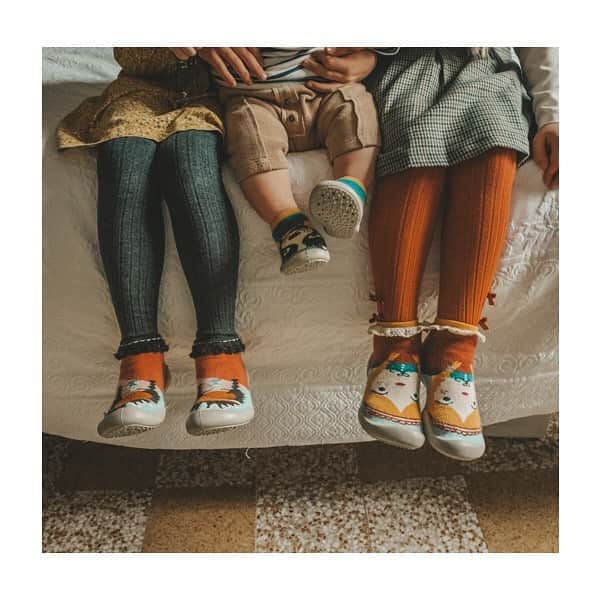 コレジアンのインスタグラム：「Enjoy a relaxing weekend with Collégien! Our slipper-socks fell snug and cosy! 🤗 . Treat yourself and your loved ones to the comfort of these designer slippers! Available from size 18 to 47 (European shoe sizes), soft and breathable, machine washable and sustainably made to last! Discover all the colourways and amazing prints on our website and at our authorized retailers worldwide. ❤️ . VIVE LE WEEK-END EN COLLEGIEN !  . Savourez votre week-end avec le confort des chaussons aux pieds ! 🤗 . Disponibles du 18 au 47, équipez toute votre tribu avec nos motifs variés et originaux ! Nos chaussons sont lavables en machines, ils sont très pratiques mais surtout durables, alors n’hésitez plus 😊 . Pictures @ninakinablog 😘 . #collegien #collegien_officiel #madeinfrance #slippers #newin #extrasoft #ecofriendly #chaussons #babucce #haussocken #slippersocks #fashion #style #newin #fw20 #newcollection  #autumn #familytime #weekend #saturday #downtime」